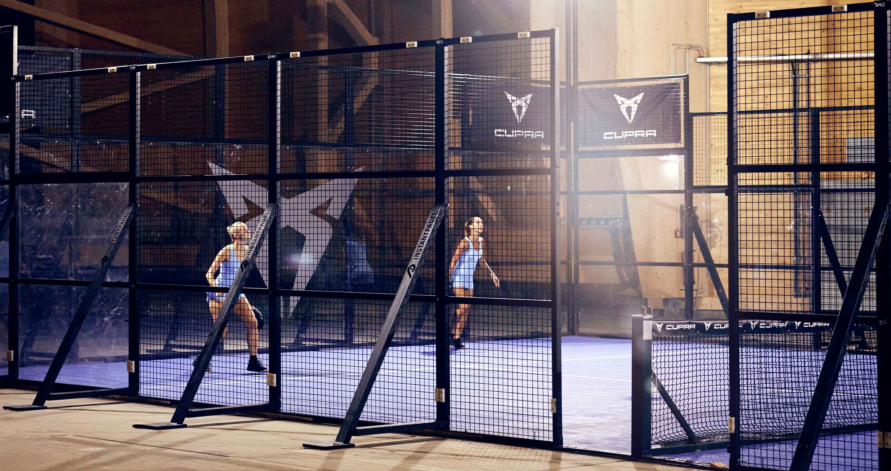 Padel Spielerinnen auf einem Padel Court mit CUPRA Logos