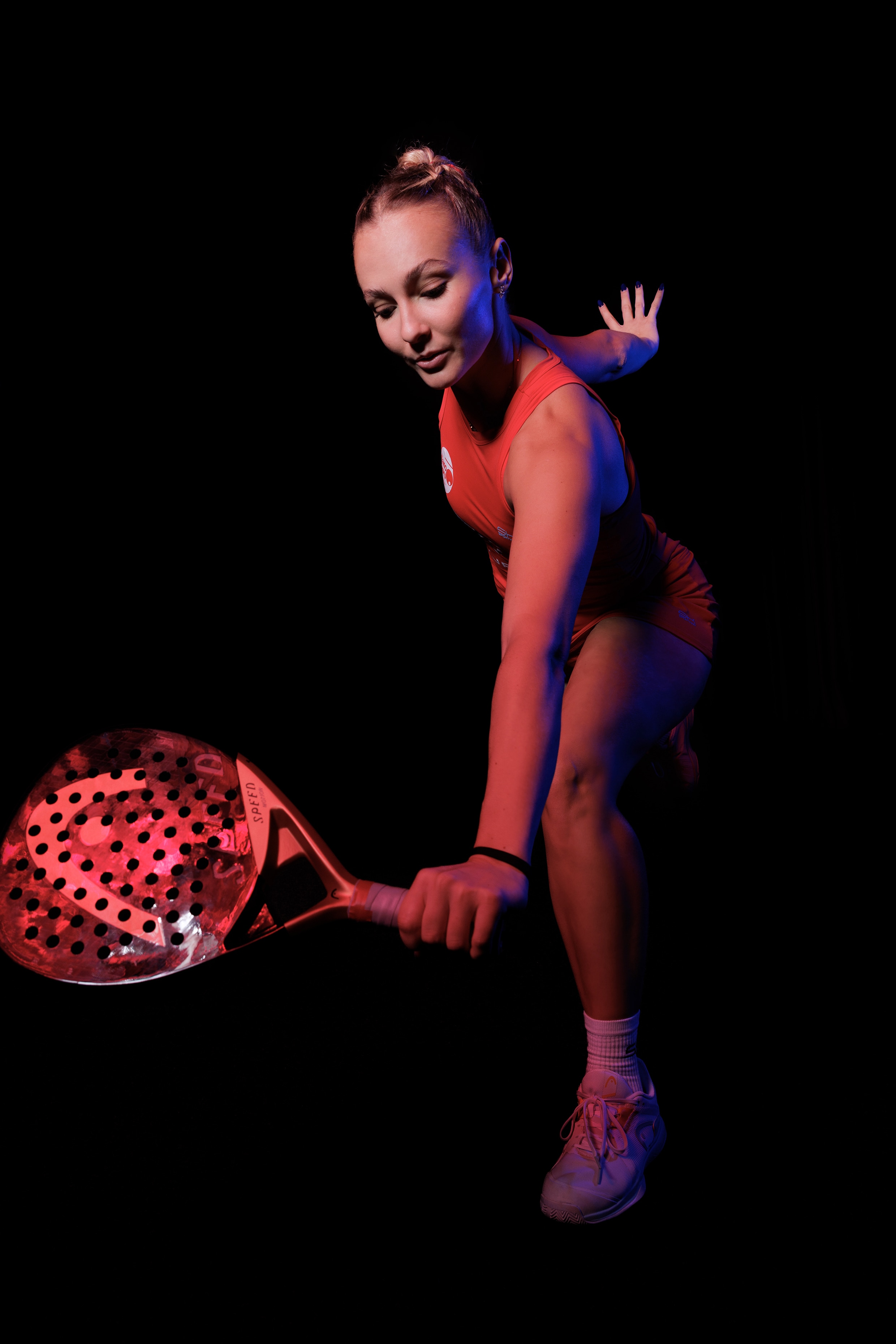 Padel Spielerin Victoria Kurz mit CUPRA Sponsoring auf Bekleidung beim Aufschlag
