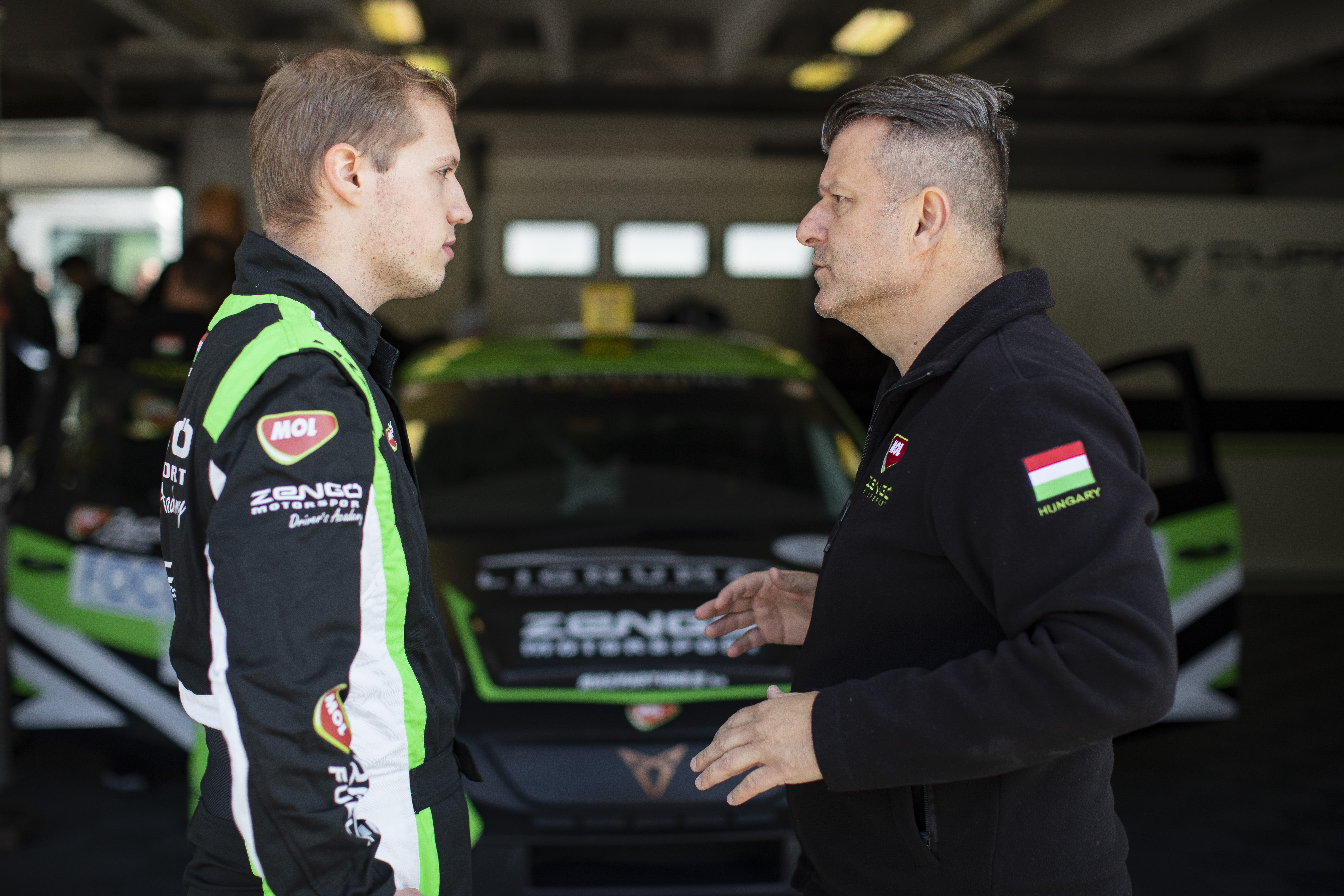 Teamchef Zoltán Zengő (r.) im Gespräch mit seinem WTCR-Piloten Bence Boldizs