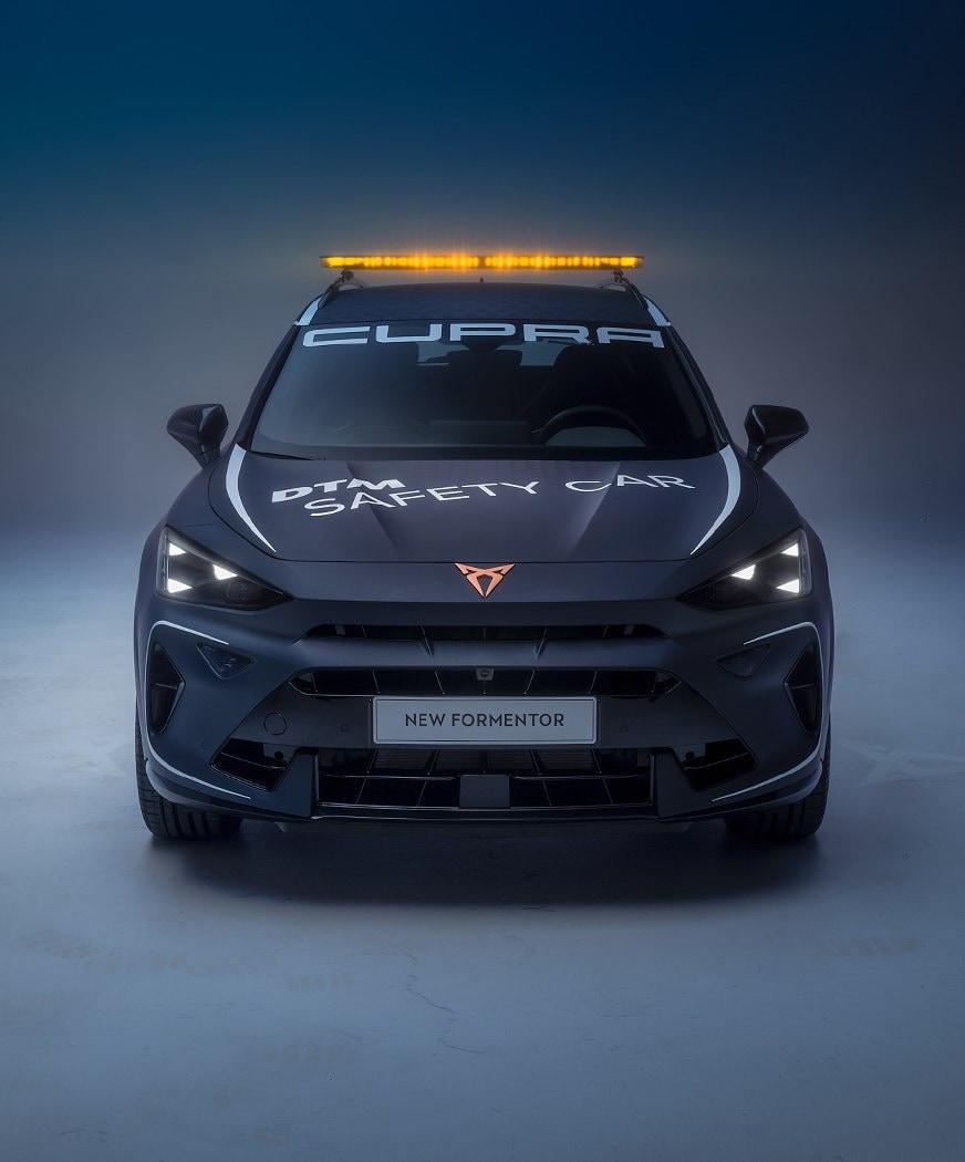 CUPRA Formentor DTM Safety Car im Studio von vorne