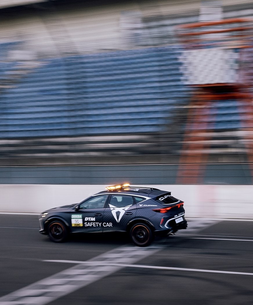 CUPRA Formentor DTM Safety Car auf der Rennstrecke 