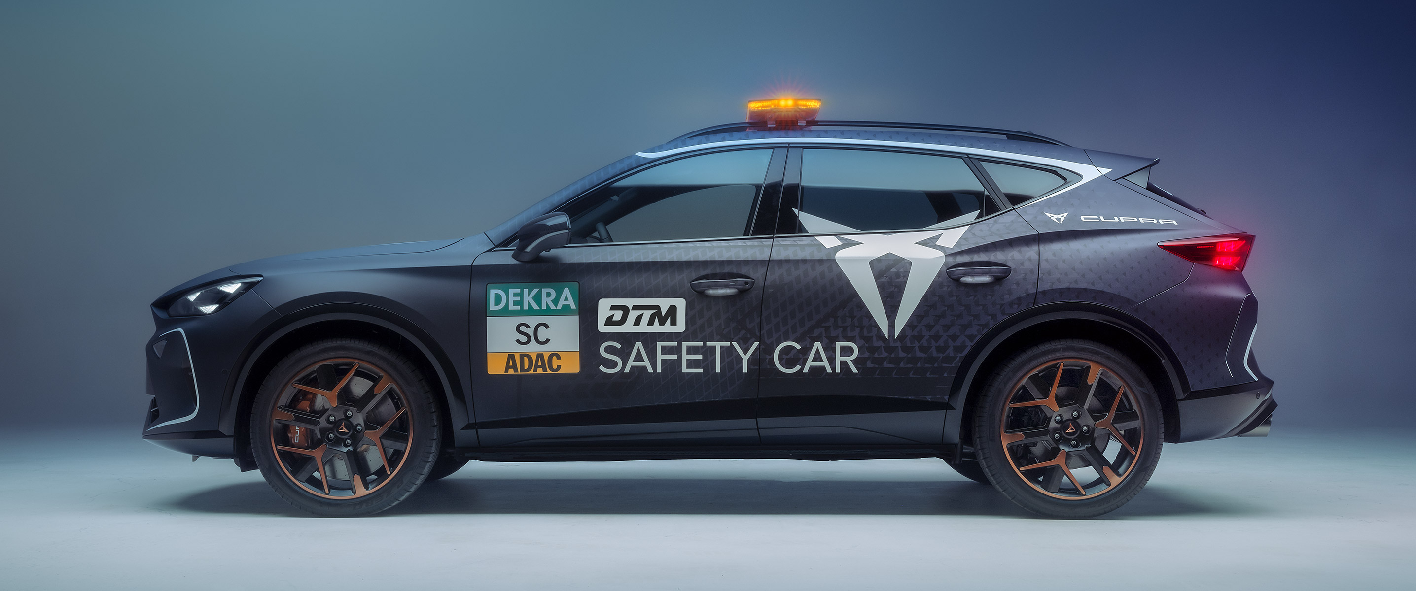 CUPRA Safety Car, CUPRA Formentor auf der Rennstrecke in frontaler Ansicht.