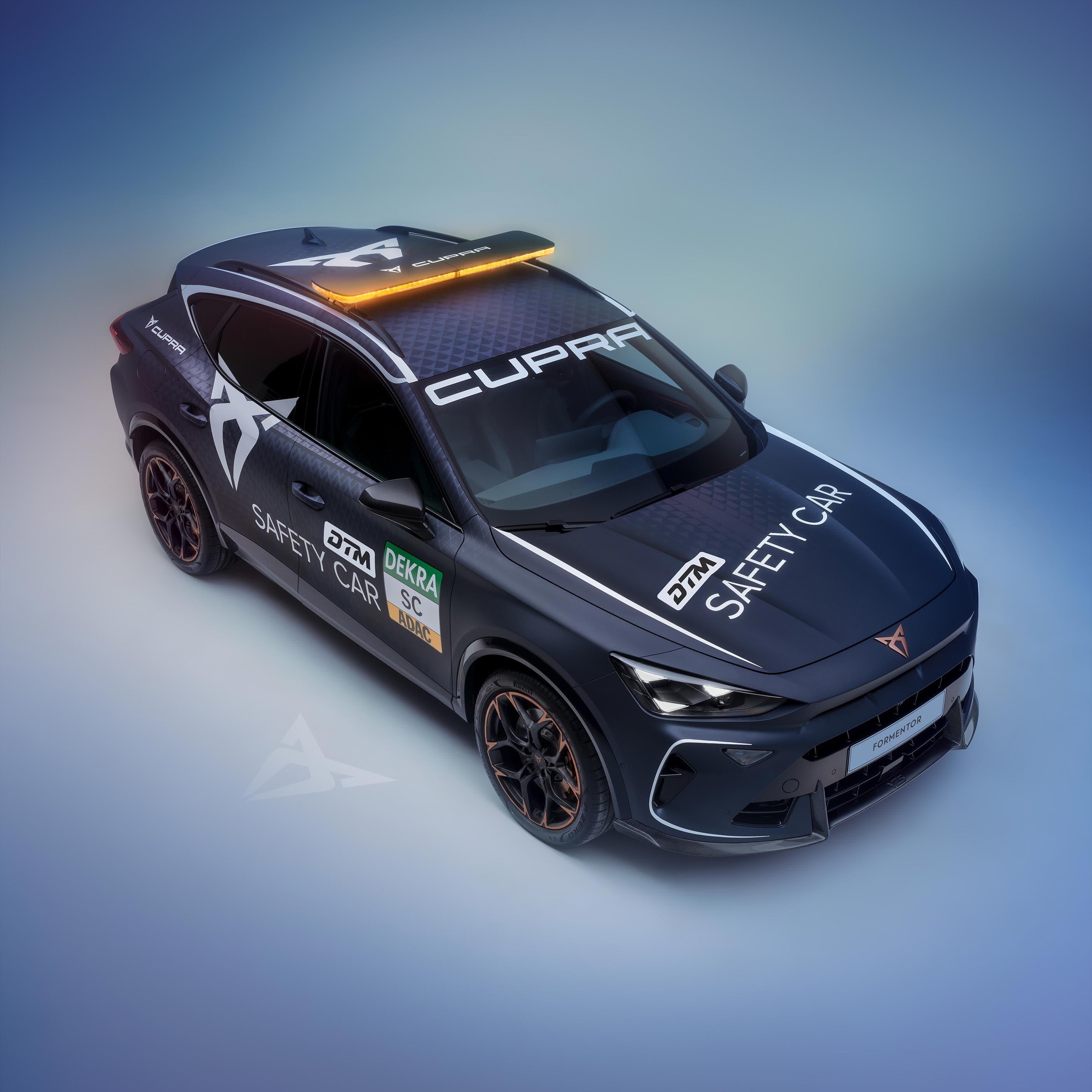 CUPRA Formentor DTM Safety Car im Studio von oben