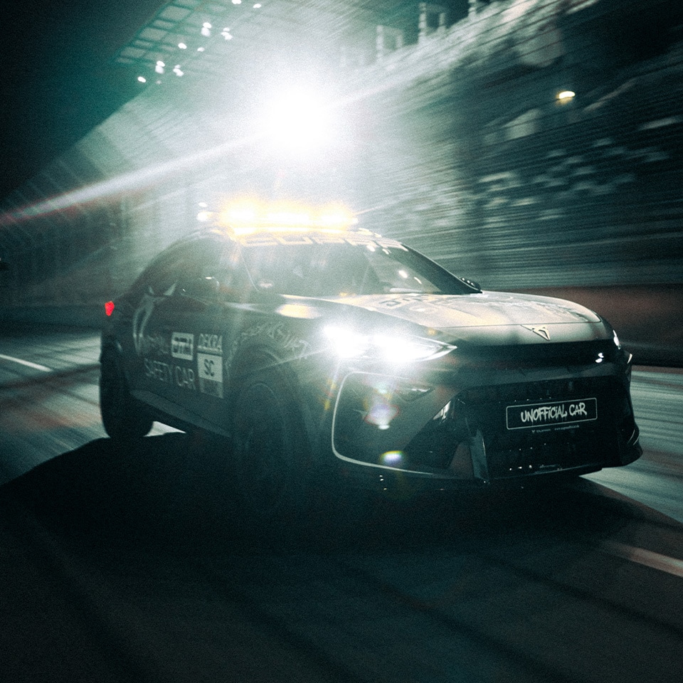 CUPRA Formentor »Unofficial Car« in schneller Nachtfahrt mit grellen Scheinwerfern und Bewegungsunschärfe