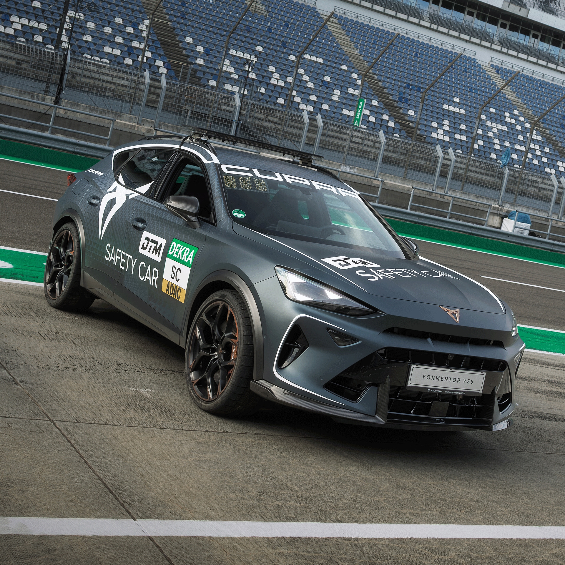 Grauer CUPRA Formentor als offizielles DTM Safety Car auf der Rennstrecke
