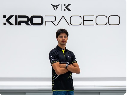 Nahaufnahme von CUPRA KIRO Formel E Fahrer David Beckmann im Rennanzug, in die Kamera lächelnd, mit Sonnenbrille. 