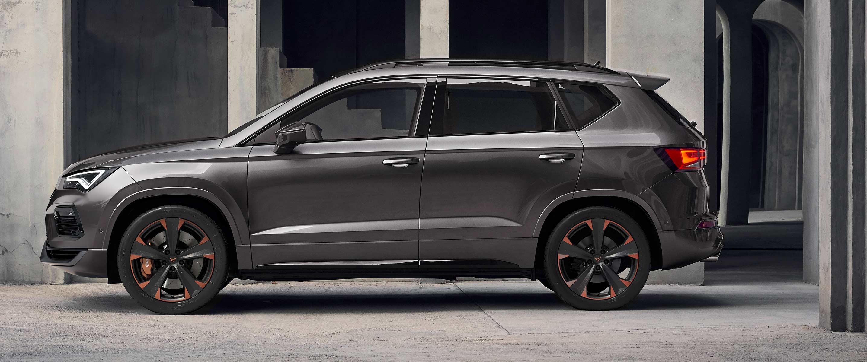 cupra-ateca-with-couple-in-the-snow