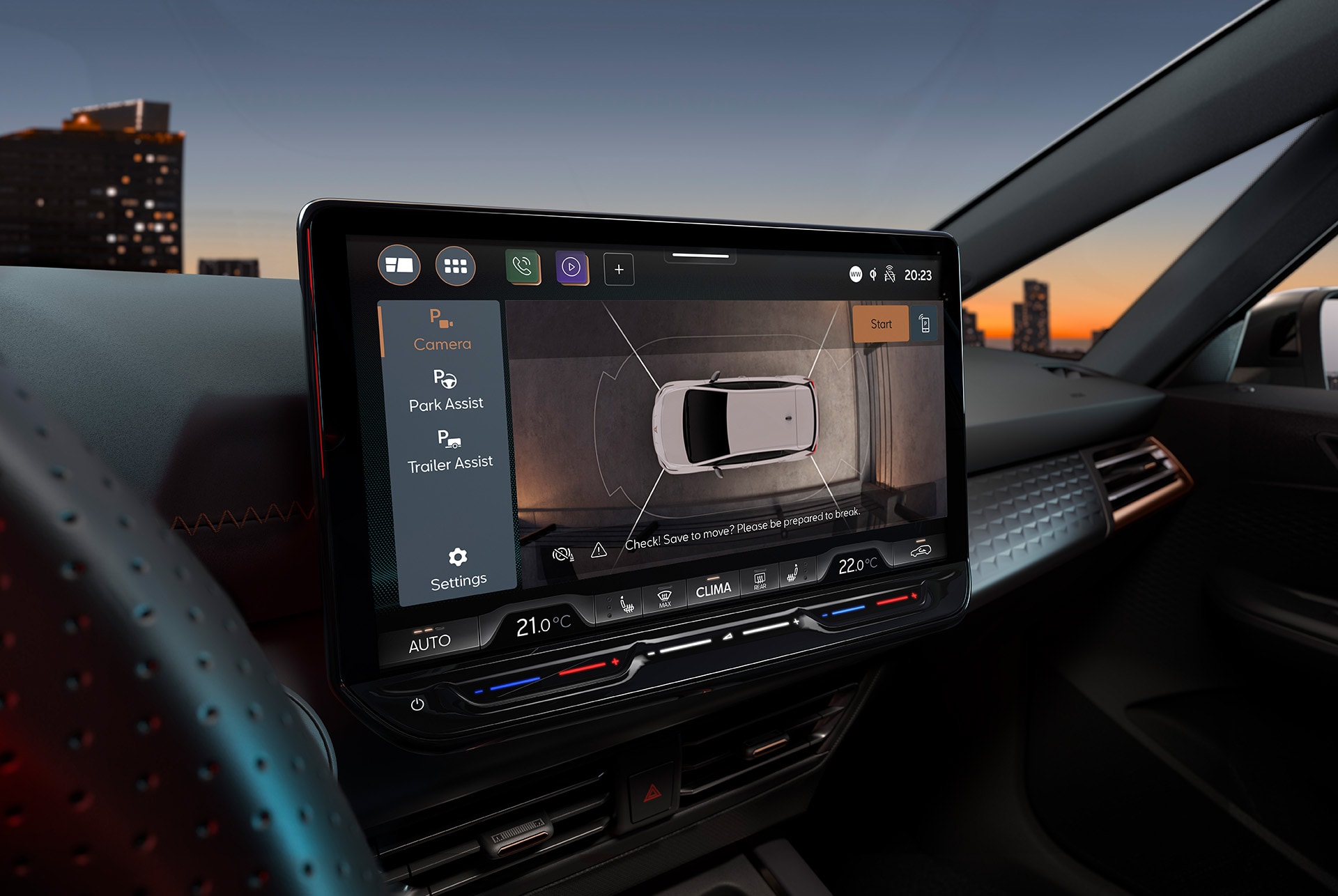 Innenraum des CUPRA Born mit Fokus auf das 12.9” Infotainment-Display mit Top View Kamera Ansicht und 360-Grad-Sicht.