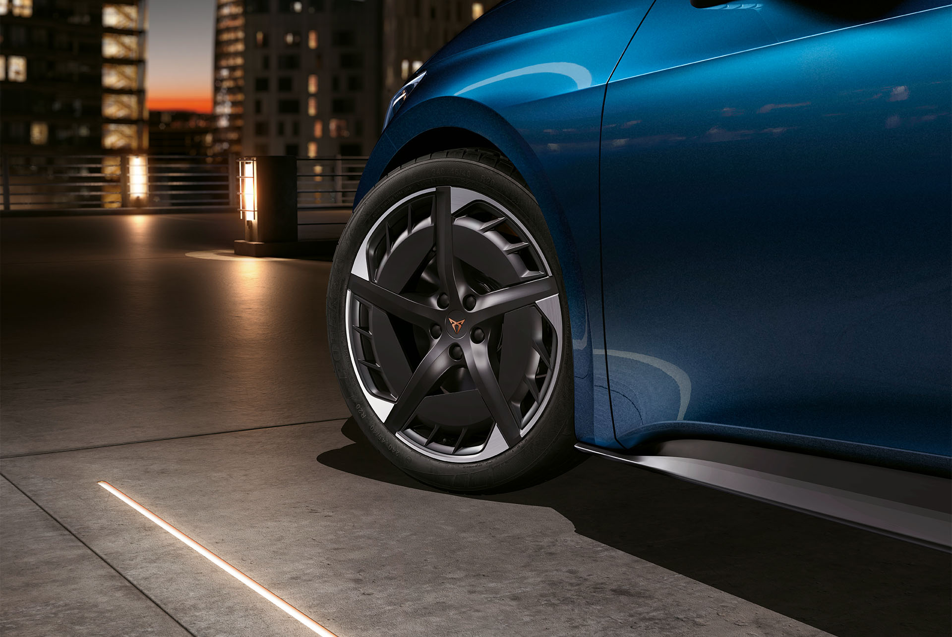 Detailaufnahme der 2o Zoll Leichtmetallräder Hurricane Black/Silver des CUPRA Born