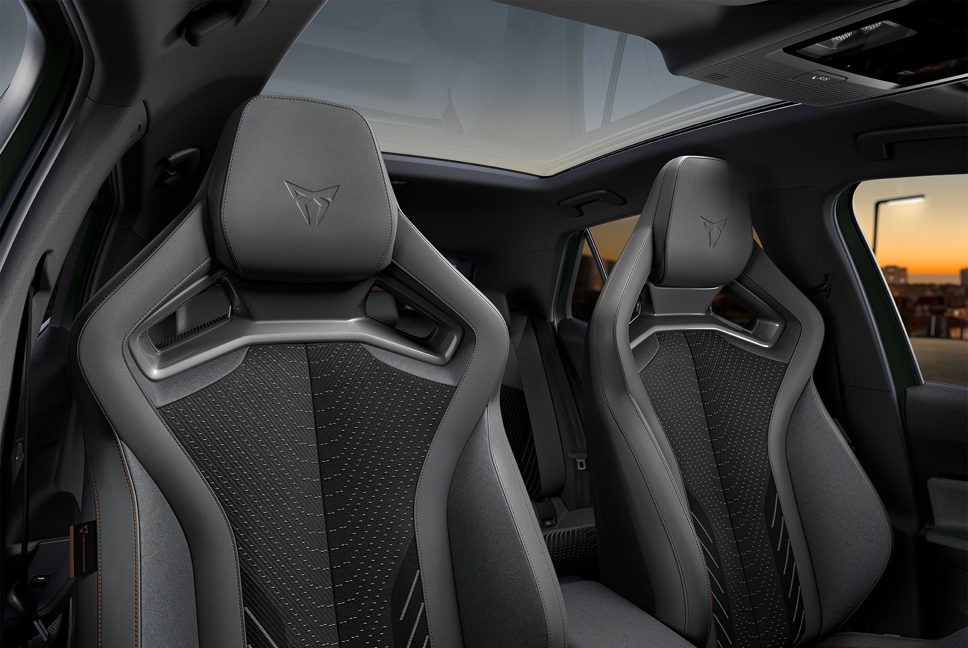 CUPRA Born 2024 beheizbare elektrische Autositze, Supersportschalensitze in Enceladus Grey.