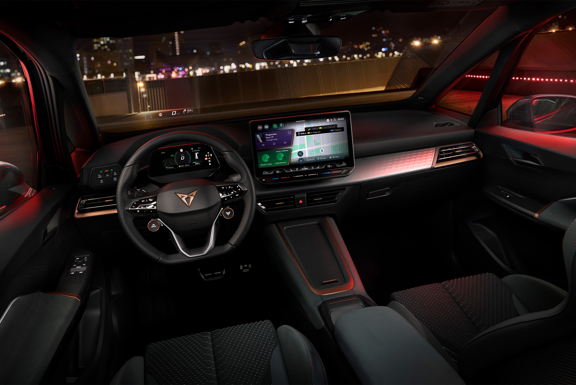 Innenansicht des CUPRA Born mit dem CUPRA Lenkrad.