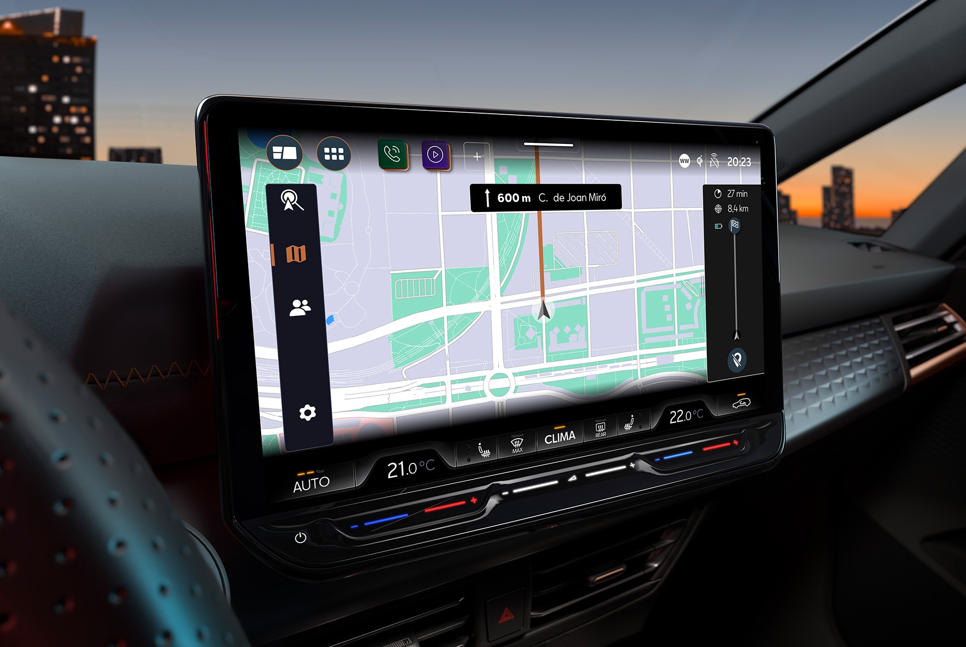 Innenraum des CUPRA Born mit Nahaufnahme des 12,9" Infotainmentsystem, das Navigations- und Ladeinformationen zeigt.