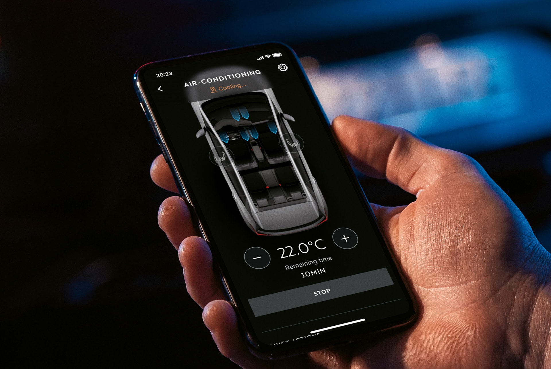 Hand hält ein Smartphone mit geöffneter My CUPRA App – zu sehen ist die Klimatisierung.