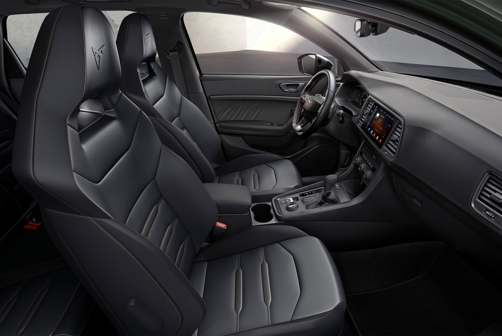 Innenansicht des CUPRA Ateca mit echten schwarzen Leder-Schalensitzen, die einen eleganten und anspruchsvollen Look bieten, um das Fahrerlebnis zu verbessern.