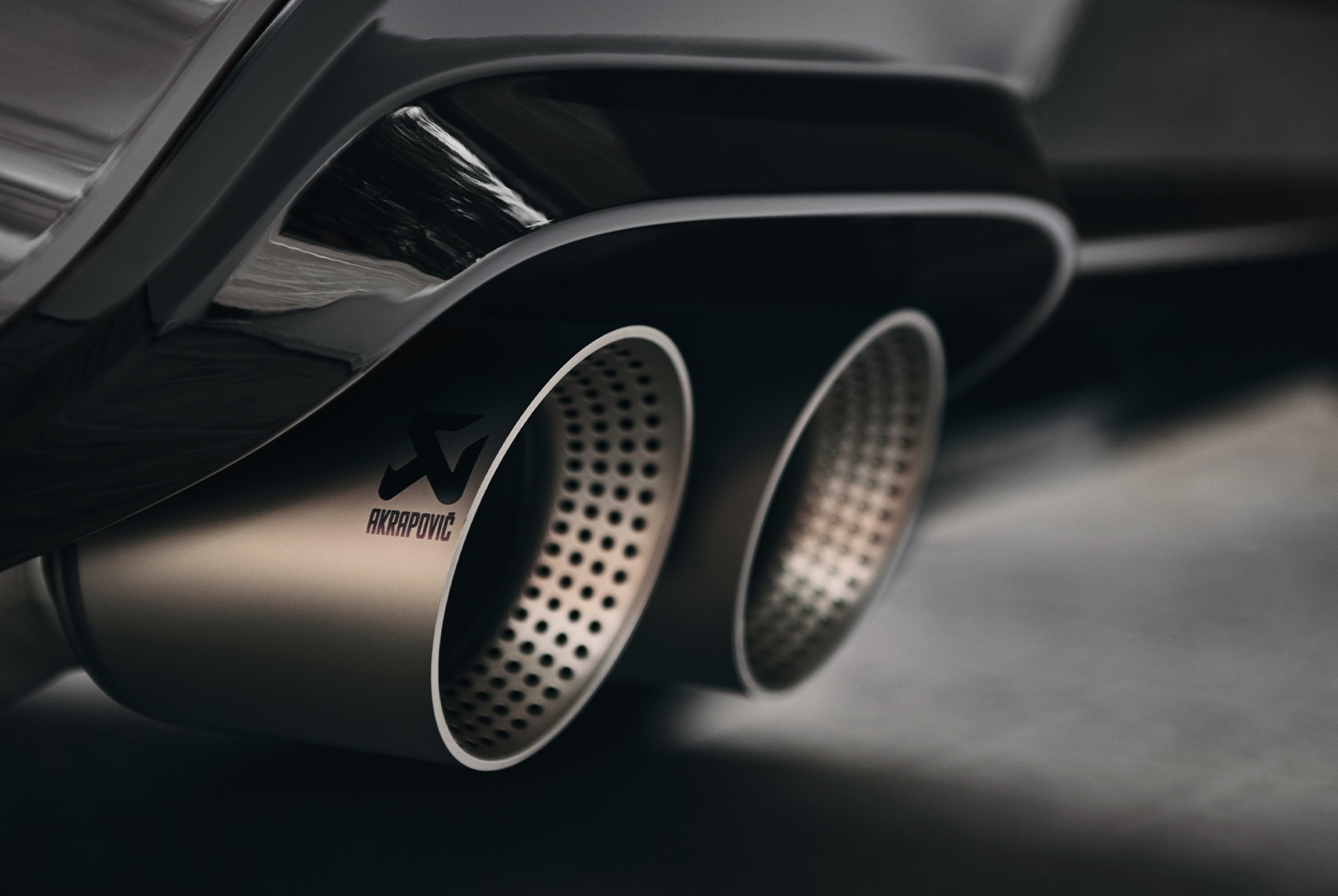 Nahaufnahme des Hochleistungs-Akrapovič-Doppelauspuffsystems des CUPRA Ateca, das sowohl die Leistung als auch den Sound verbessert.
