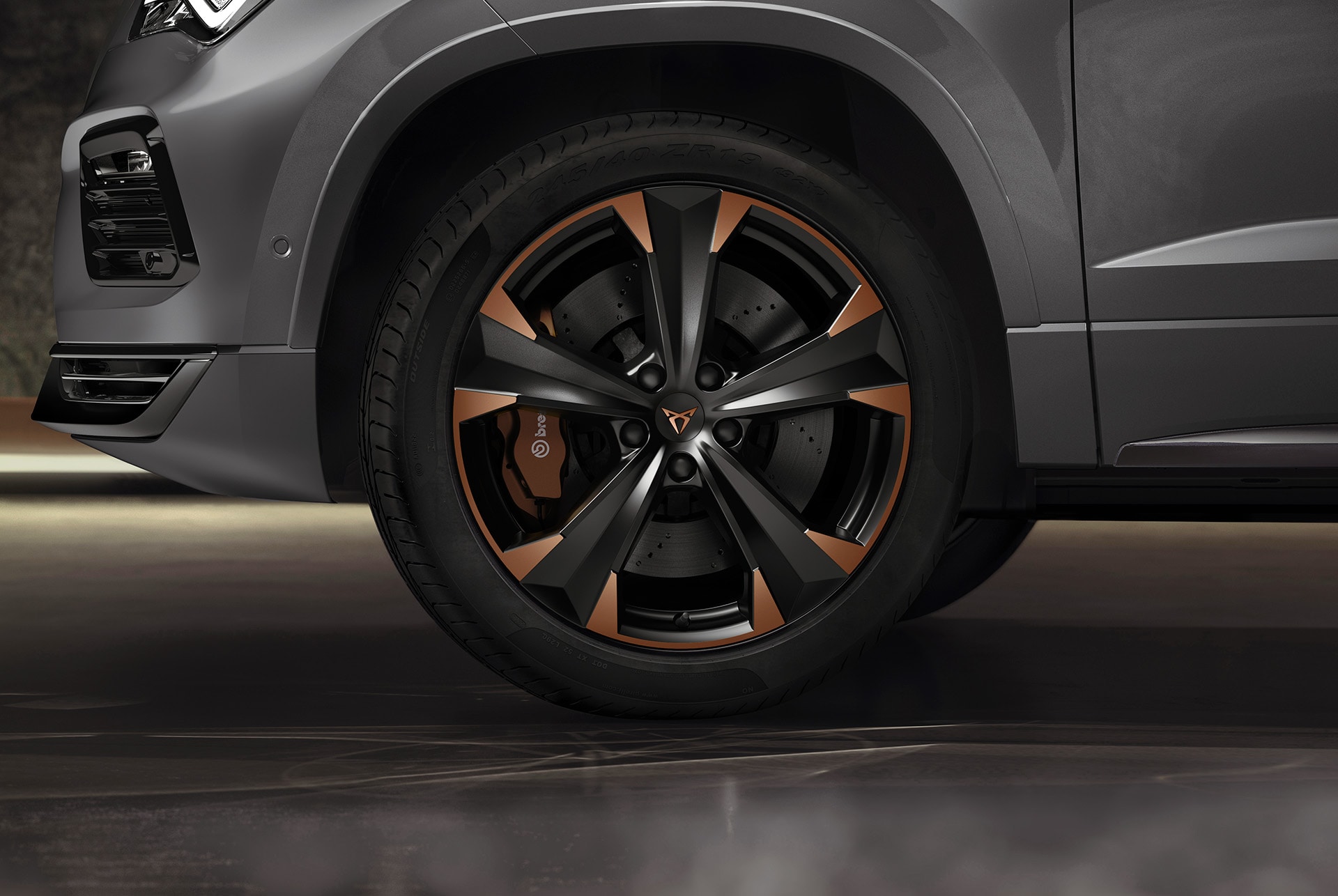 Nahaufnahme der Hochleistungsbremsen des CUPRA Ateca mit Brembo-Bremssätteln, die für ihre preisgekrönte Bremskraft bekannt sind.