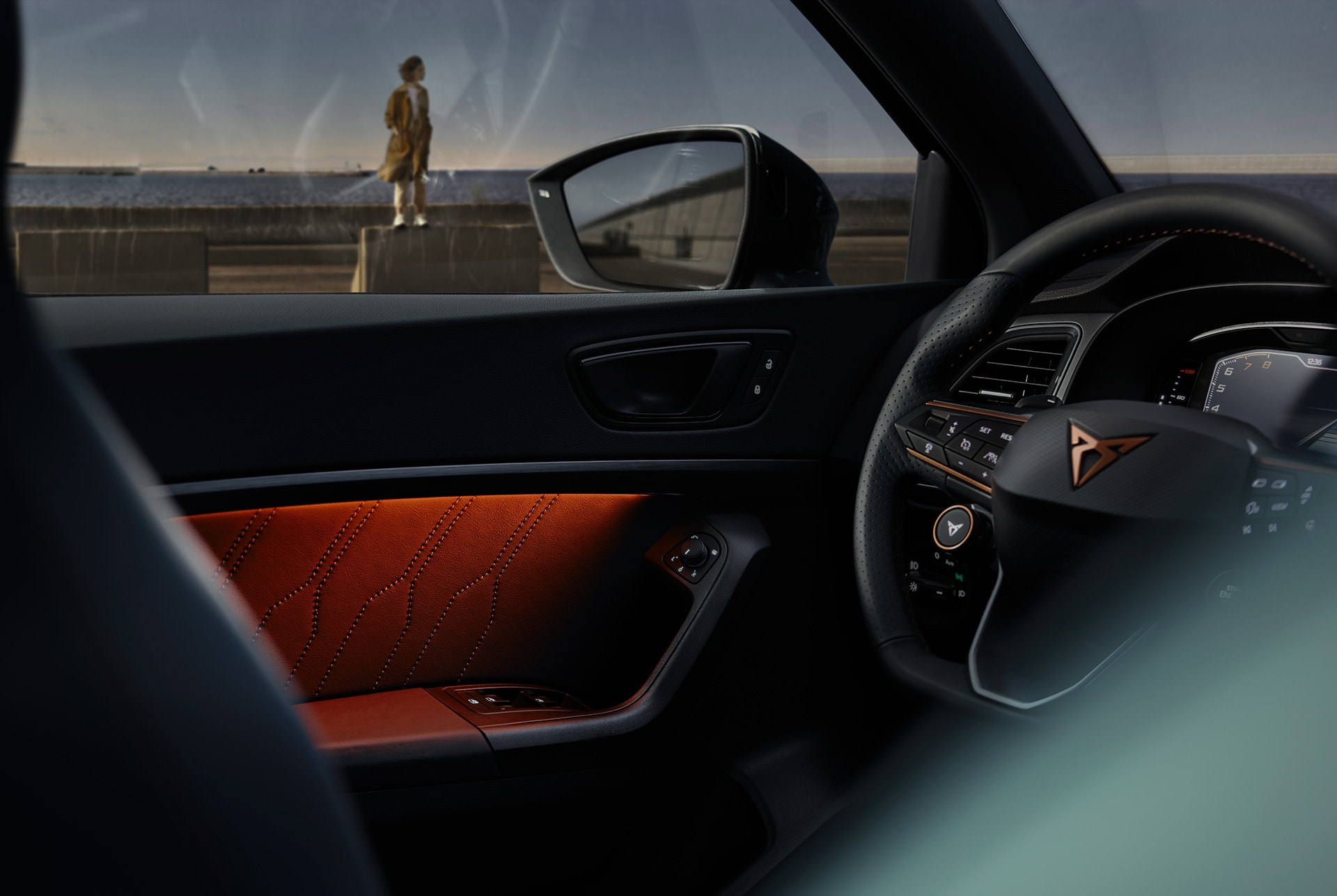 Innenansicht des CUPRA Ateca, die die Ambientebeleuchtung zeigt, die sich an deine Stimmung anpasst und das Fahrerlebnis mit anpassbaren Farbtönen verbessert.