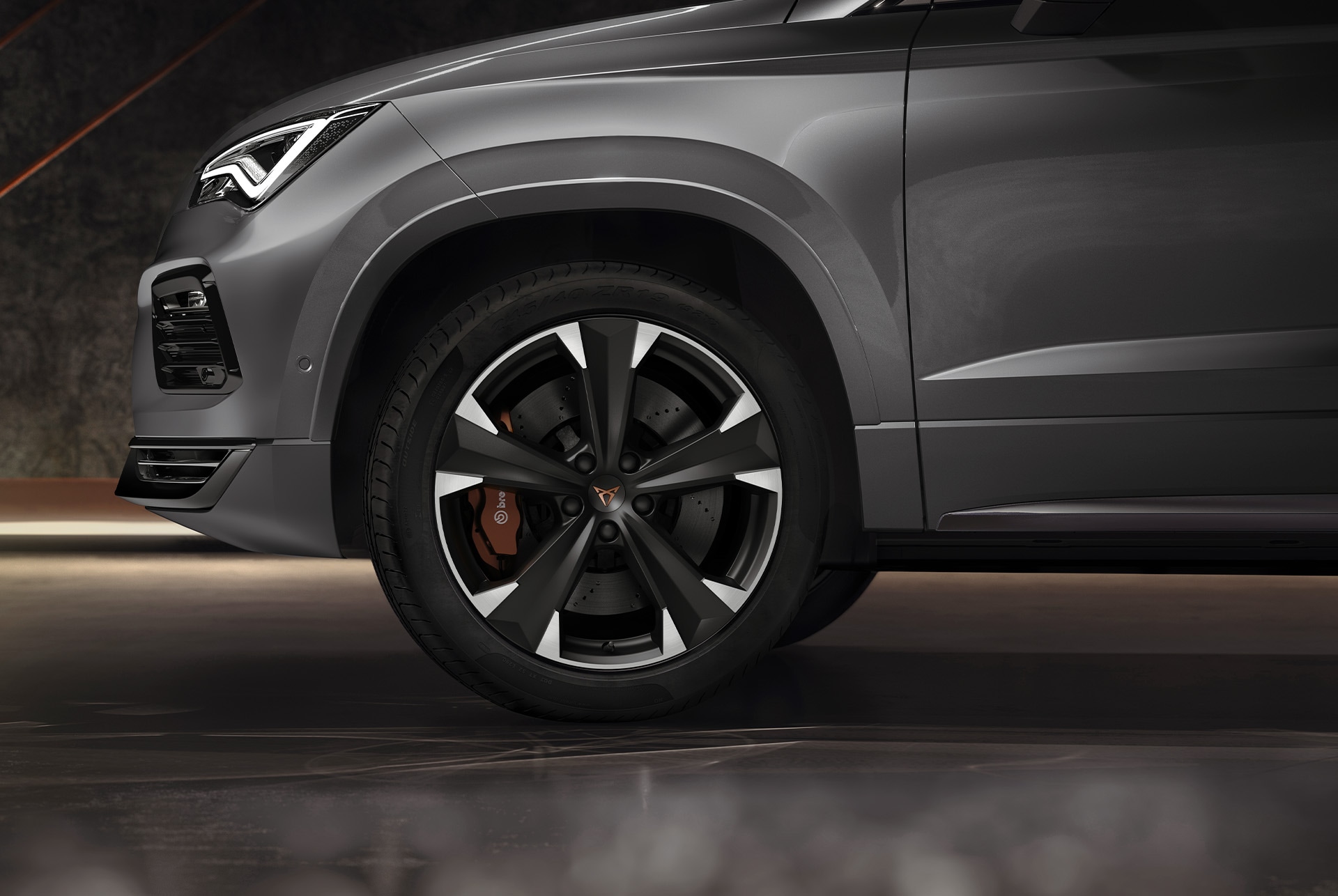 Nahaufnahme der exklusiven 19-Zoll-Sportfelgen in Schwarz und Silber des CUPRA Ateca, die das schlanke und markante Design des Fahrzeugs betonen.