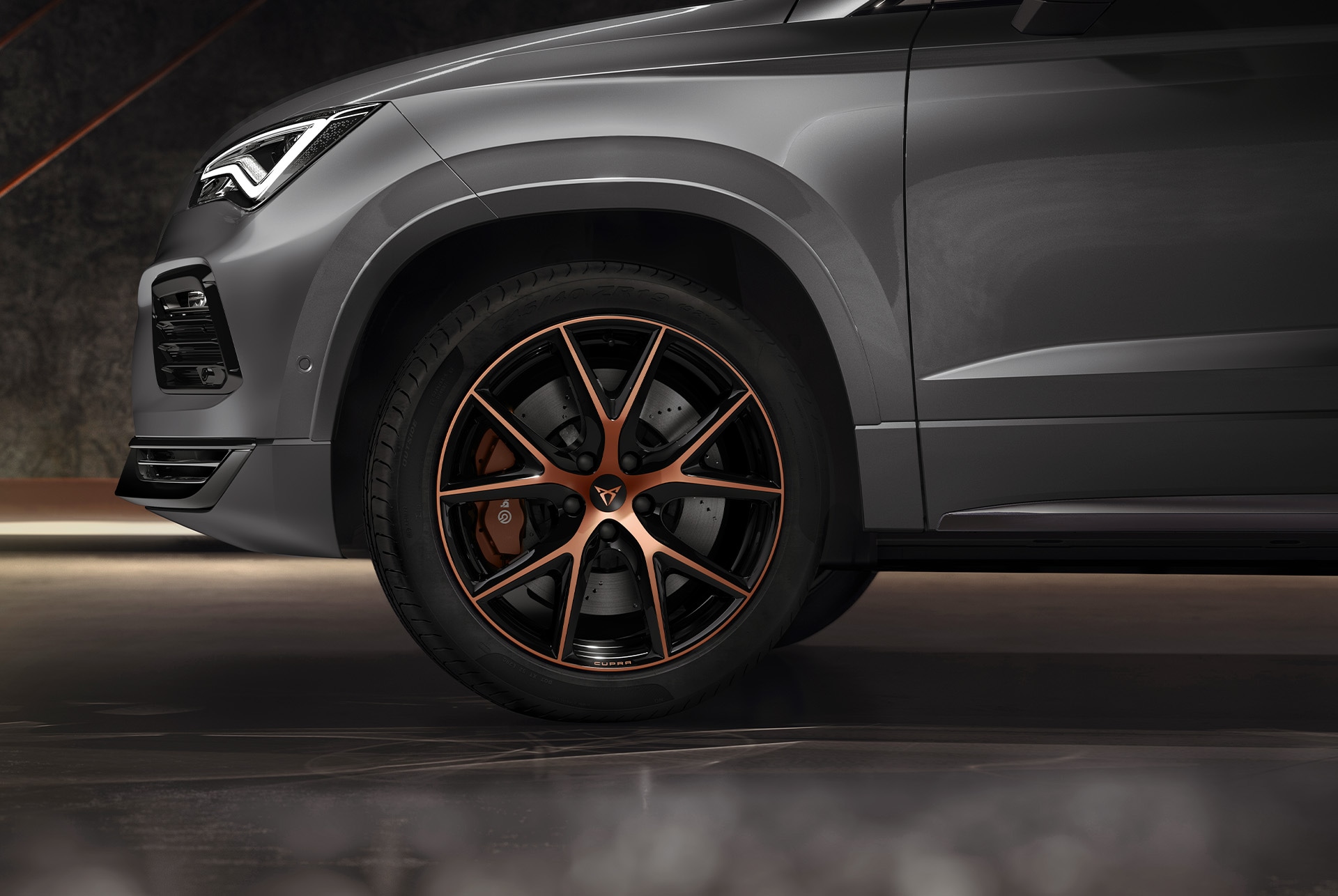Nahaufnahme der exklusiven 19-Zoll-Sportfelgen in Schwarz und Silber des CUPRA Ateca, die das schlanke und markante Design des Fahrzeugs betonen.