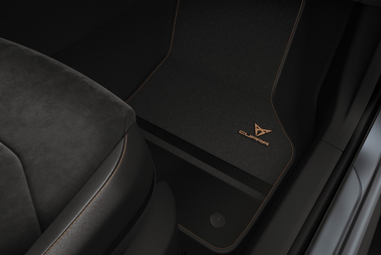 CUPRA Ateca mit einem Premium-Fußmatte aus Carbonfaser, die zusätzlichen Schutz für den Fahrzeugboden bietet und gleichzeitig stilvoll bleibt.