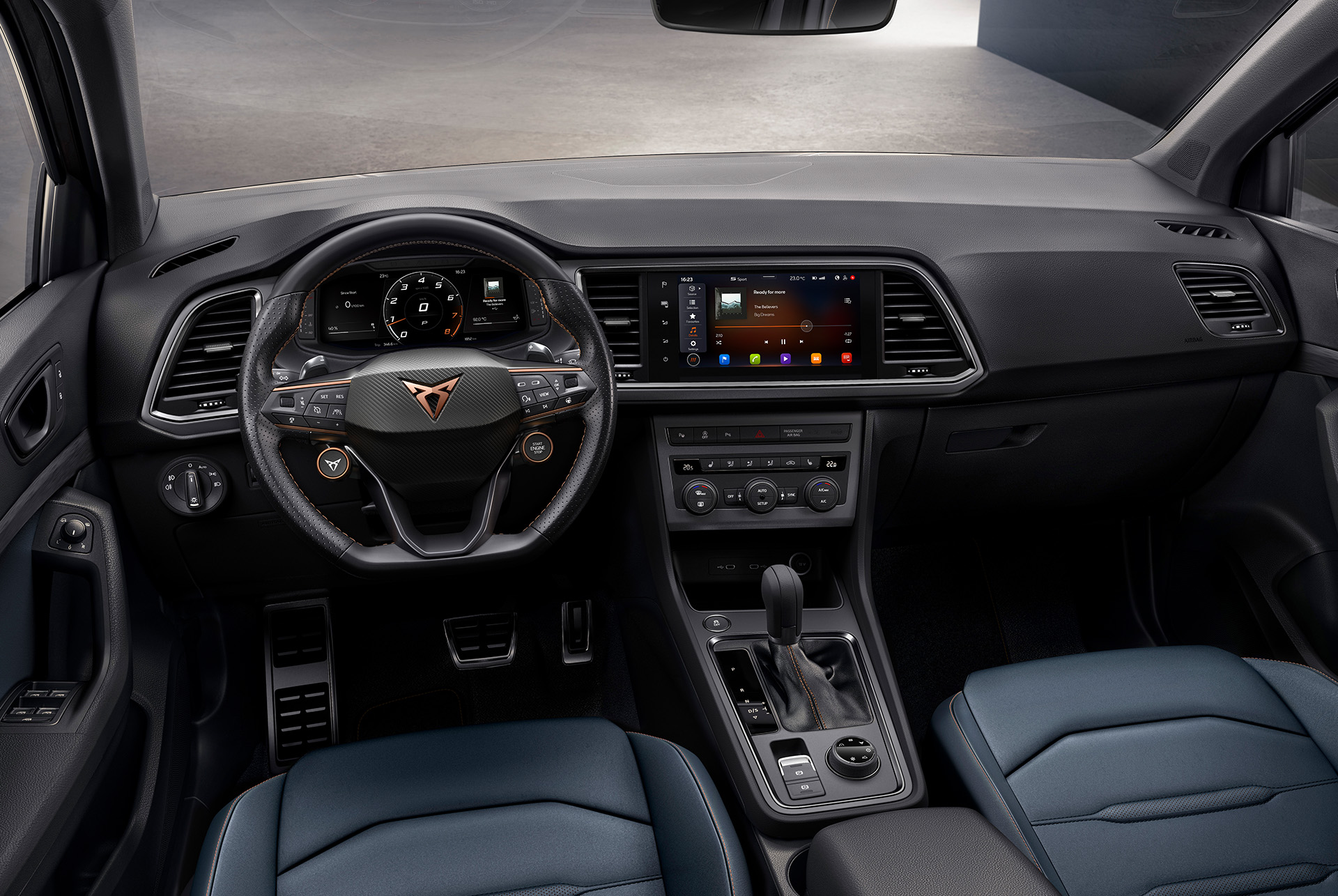 Innenansicht des Armaturenbretts des CUPRA Ateca mit Fokus auf die sechs vielseitigen Fahrmodi, das DSG-Automatikgetriebe und die 4WD-Technologie für ein intensiveres Fahrerlebnis.