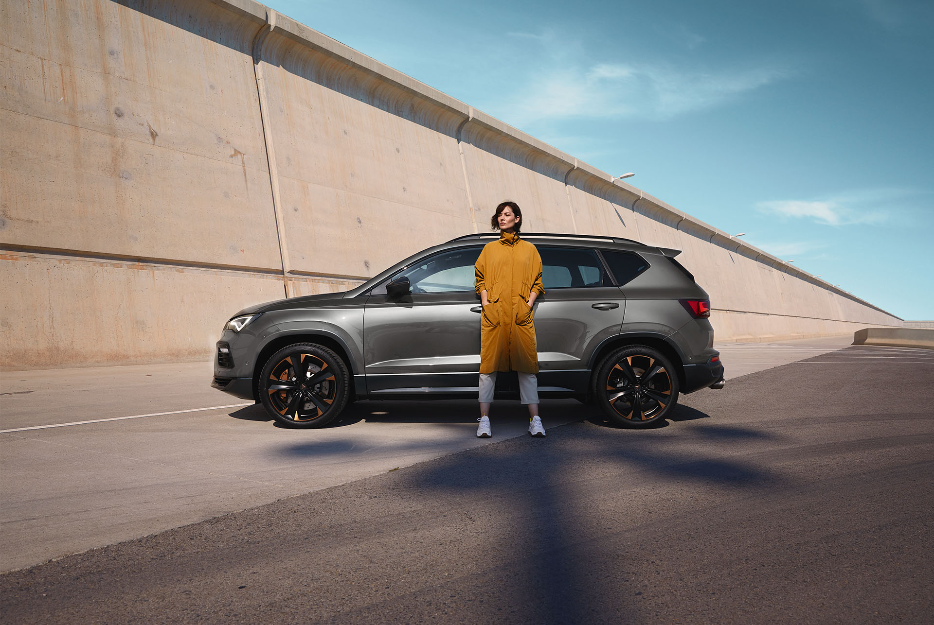 Seitenansicht des CUPRA Ateca, mit Fokus auf den 300-PS-Motor des Fahrzeugs.