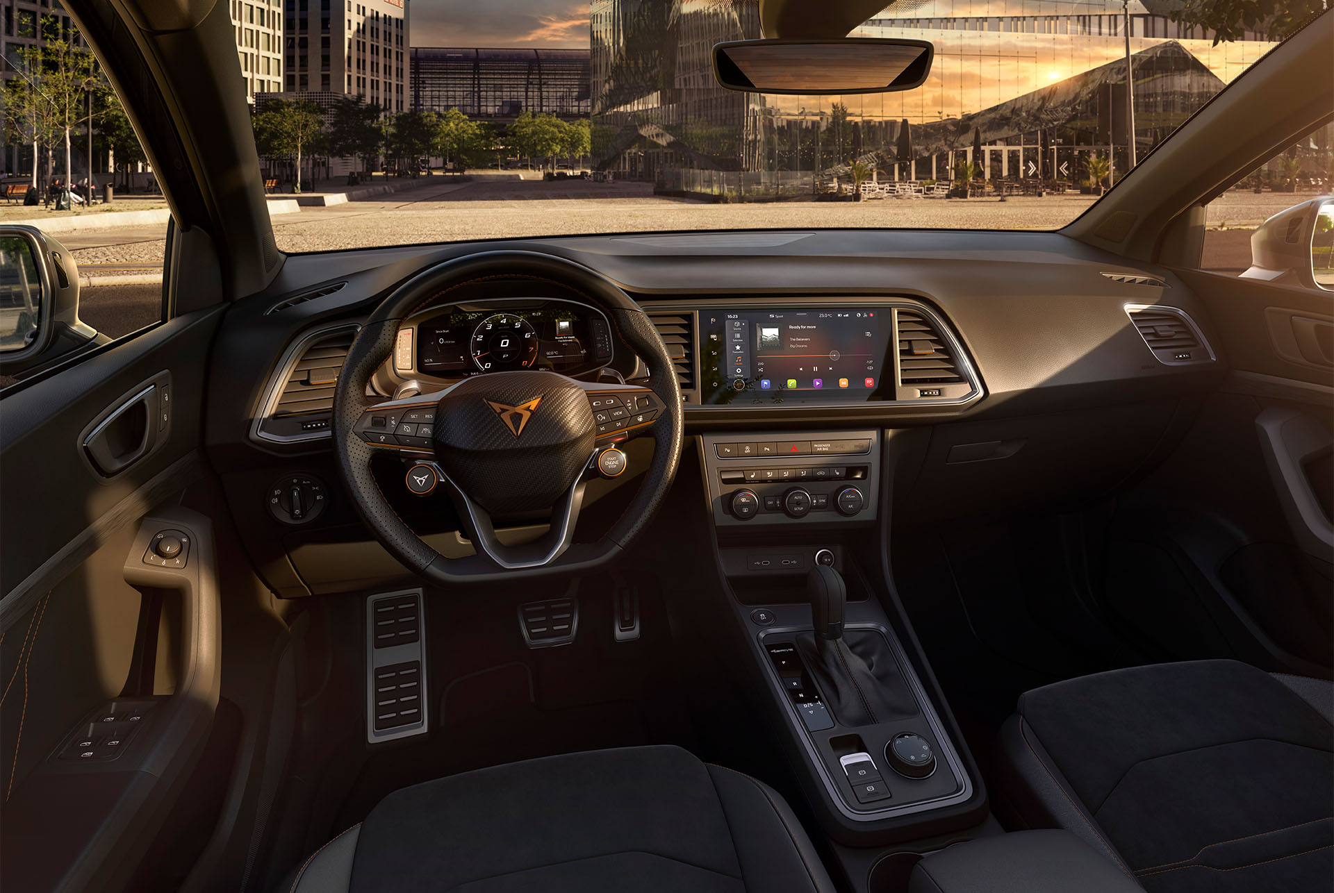 Innenansicht des CUPRA Ateca SUVs, mit Fokus auf das Lenkrad, das Satelliten-Tasten für den Motorstart und die Auswahl des Fahrprofils zeigt. Hinter dem Lenkrad befinden sich Schaltwippen, die eine bequeme Gangwahl ermöglichen.