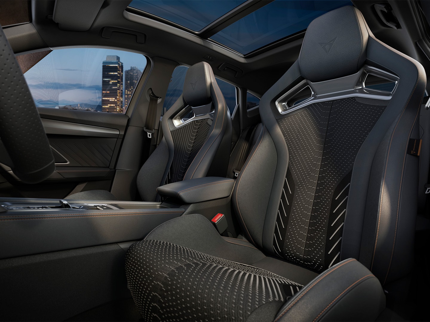 CUPRA Formentor 2025 mit extremem Innendesign, Cockpit und Fahrerbereich, Hochleistungsbremsen, CUP-Schalensitzen und dunklen Chrom-Innenverkleidungen. Mit intelligenter Fahrweise, purer Leistung und immersiven Upgrades von Sennheiser™.