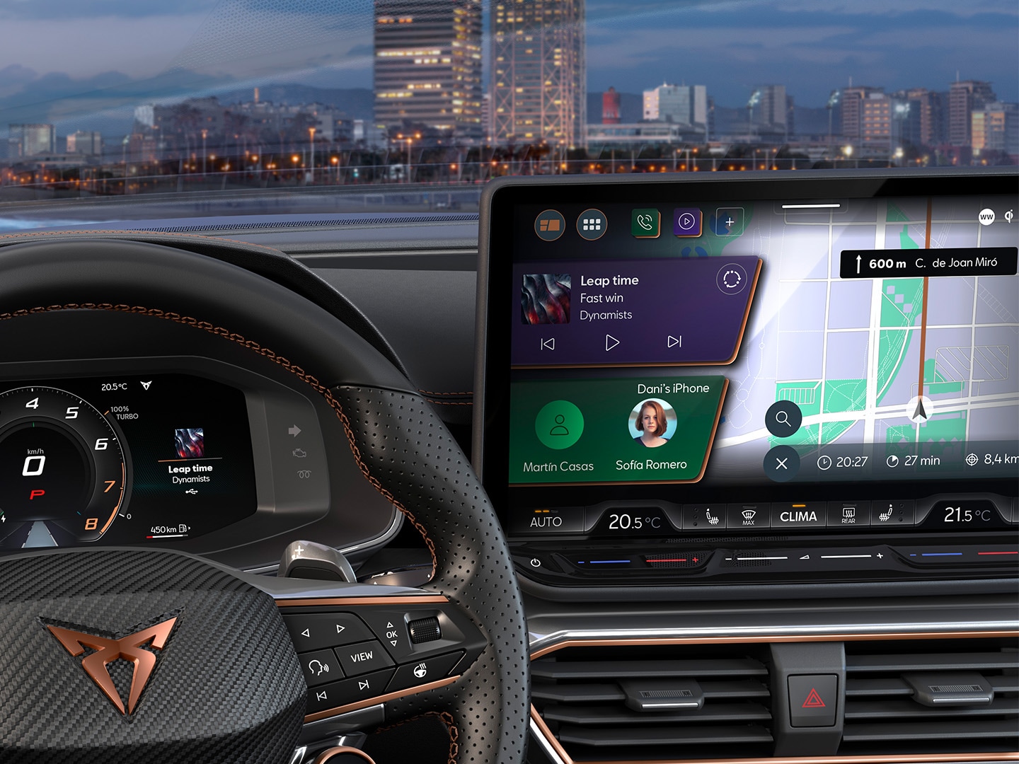 Nahaufnahme des dynamischen Displays des CUPRA Formentor 2025, Kupferlogo, adaptive Geschwindigkeitsregelung, Pre-Crash- und Spurhalteassistent. Mit intelligentem Parkassistenten, Müdigkeitswarner, Seitenassistent, Geschwindigkeitsbegrenzer und Top-View-Kamera.   