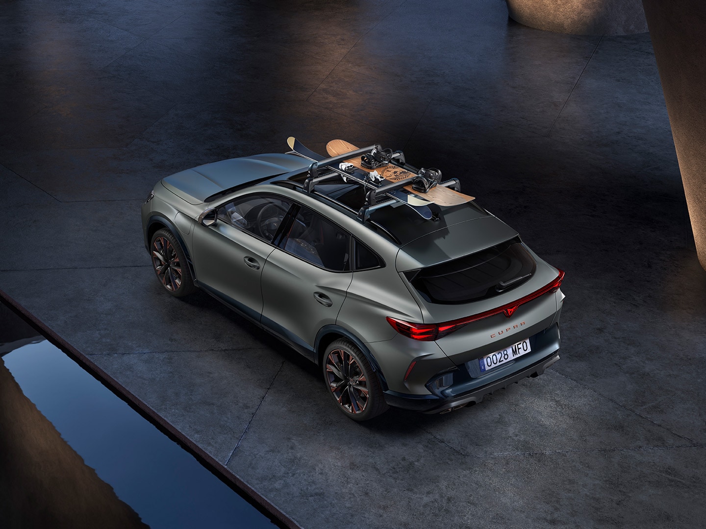  Ansicht eines CUPRA    Formentor aus der Vogelperspektive,    mit Dachgepäckträger aus dem    Zubehörsortiment.  