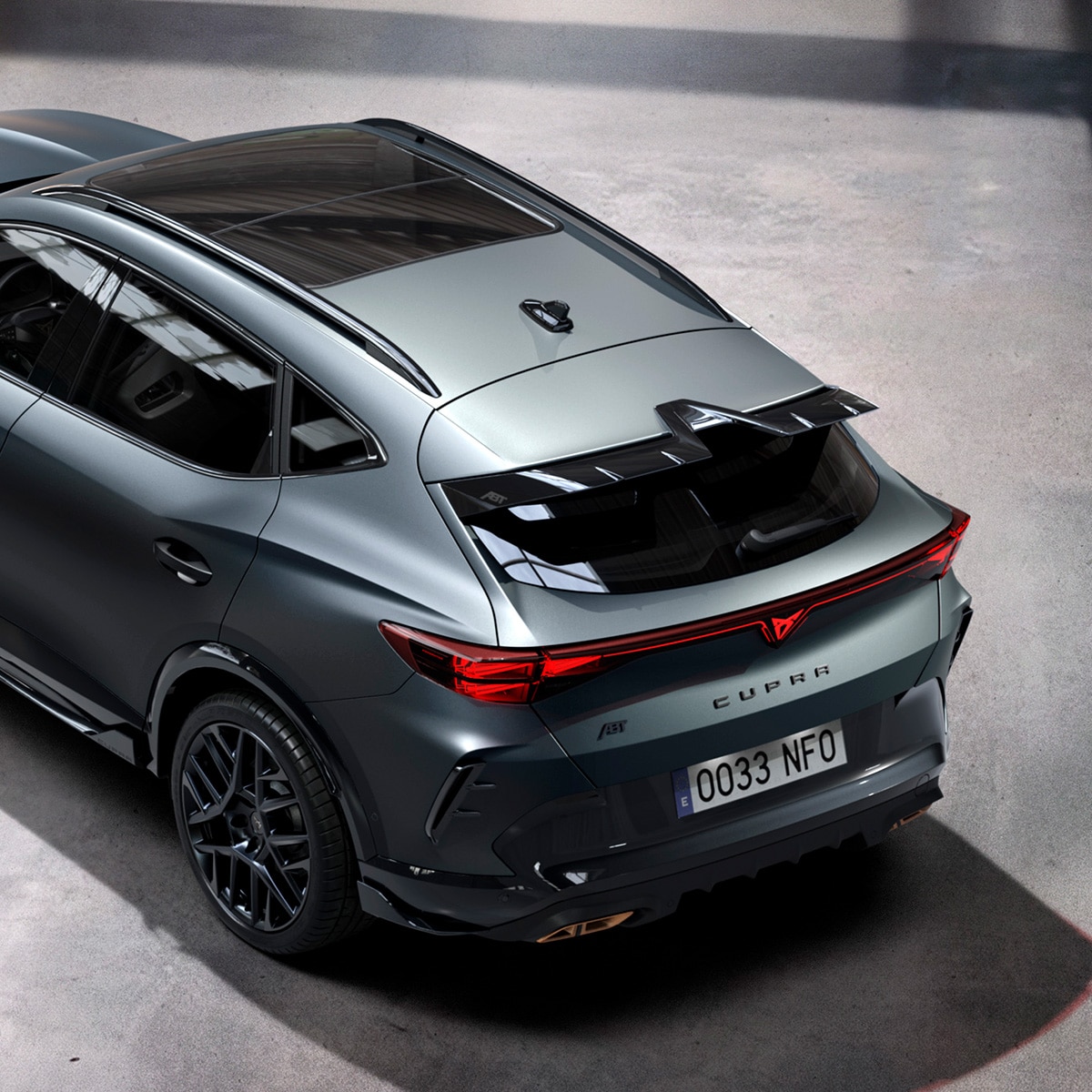 Rückansicht des CUPRA Formentor aus erhöhter Perspektive, die gut die Details des Custom-Packs darstellt, wie etwa den aggressiven Heckflügel und Air Curtains am Heck.
