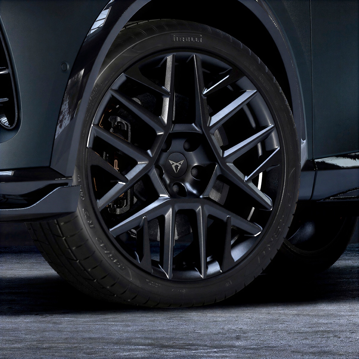 Seitenprofil des CUPRA Formentor aus niedriger Perspektive, das die aerodynamische Ästhetik des Custom-Packs zur Geltung bringt.