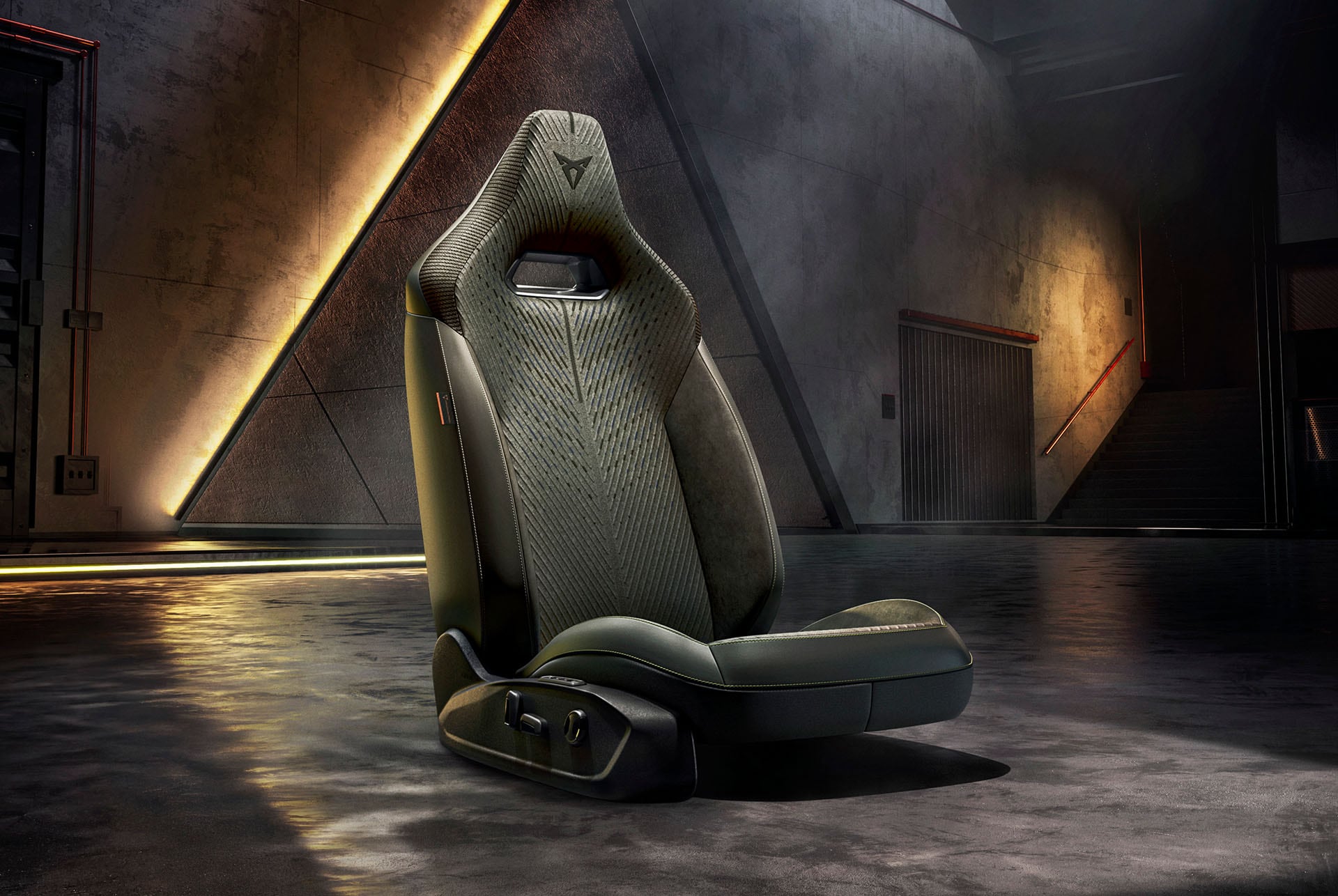 Ein Sportschalensitz des CUPRA Formentor Tribe Edition. Der Sitz ist abmontiert und steht in einer modernen Garage. 