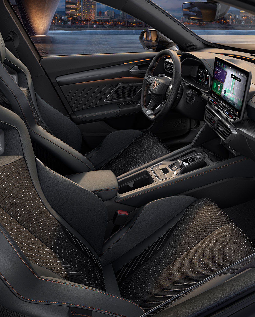 Innenansicht des CUPRA Formentor bei Nacht, mit Blick auf das futuristische Armaturenbrett und das Lenkrad. Das Fahrzeug ist ausgestattet mit einem großen Infotainment-Bildschirm in der Mitte und digitalen Anzeigen hinter dem Lenkrad. Die Innenausstattung zeigt eine Kombination aus dunklen Tönen mit orangefarbenen Akzenten und geometrischen Mustern auf den Sportsitzen. Außerhalb des Autos ist eine verschwommene Stadtlandschaft von Barcelona bei Nacht sichtbar durch die Scheiben.