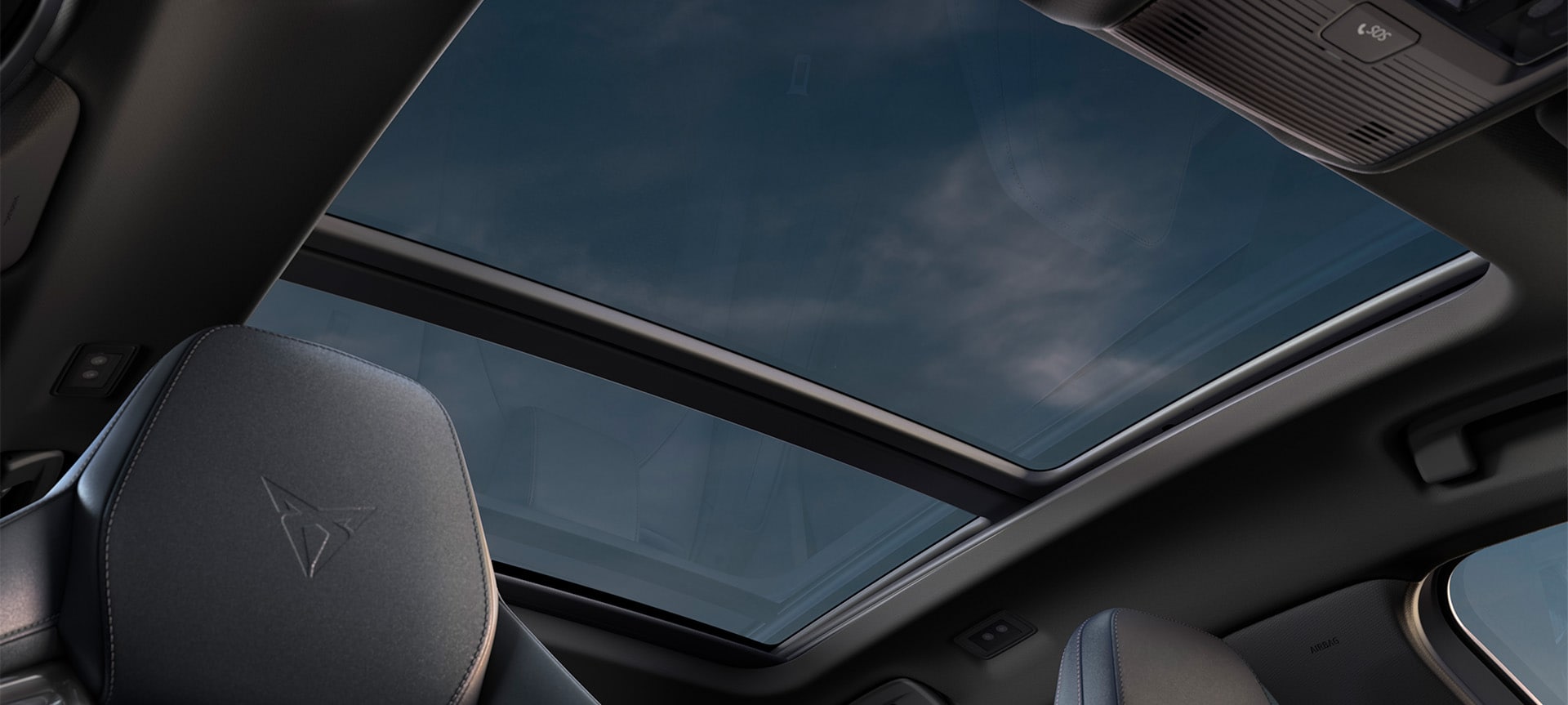 Innenansicht eines CUPRA Formentor mit dem Skyline Panorama Glasschiebedach. 