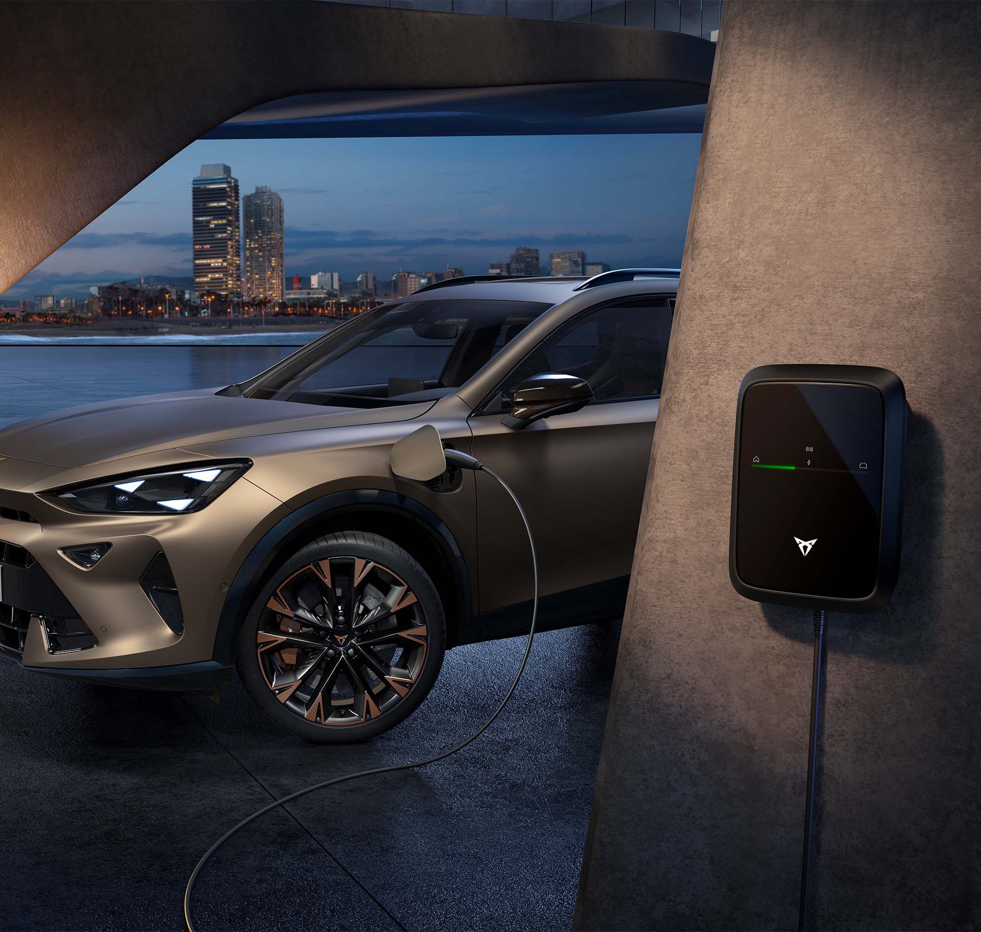 Der CUPRA Formentor an einer Wallbox – elektrifizierte Leistung für die Zukunft der Mobilität.