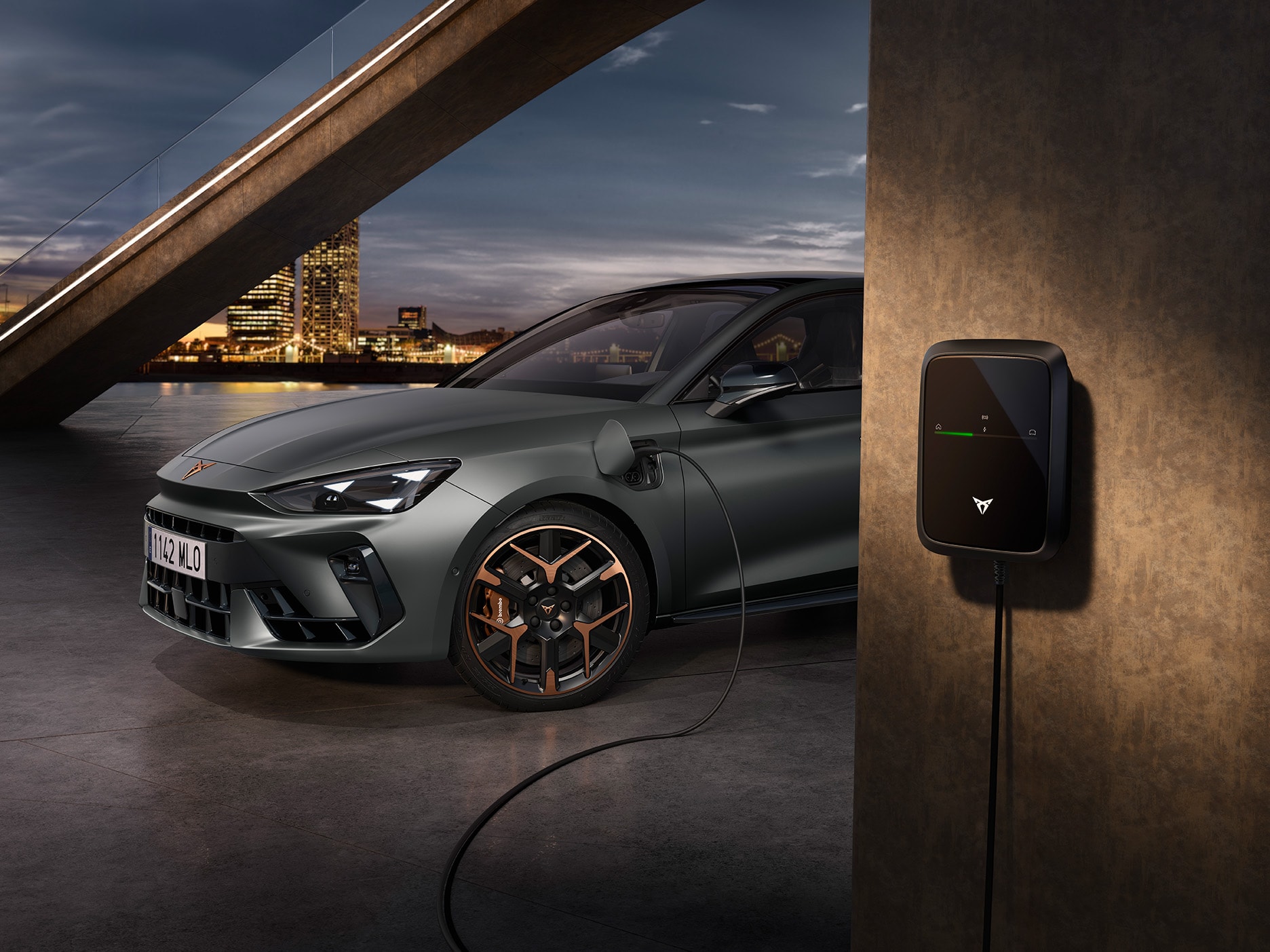 CUPRA Leon, geparkt in urbaner Umgebung während des nächtlichen Ladens.