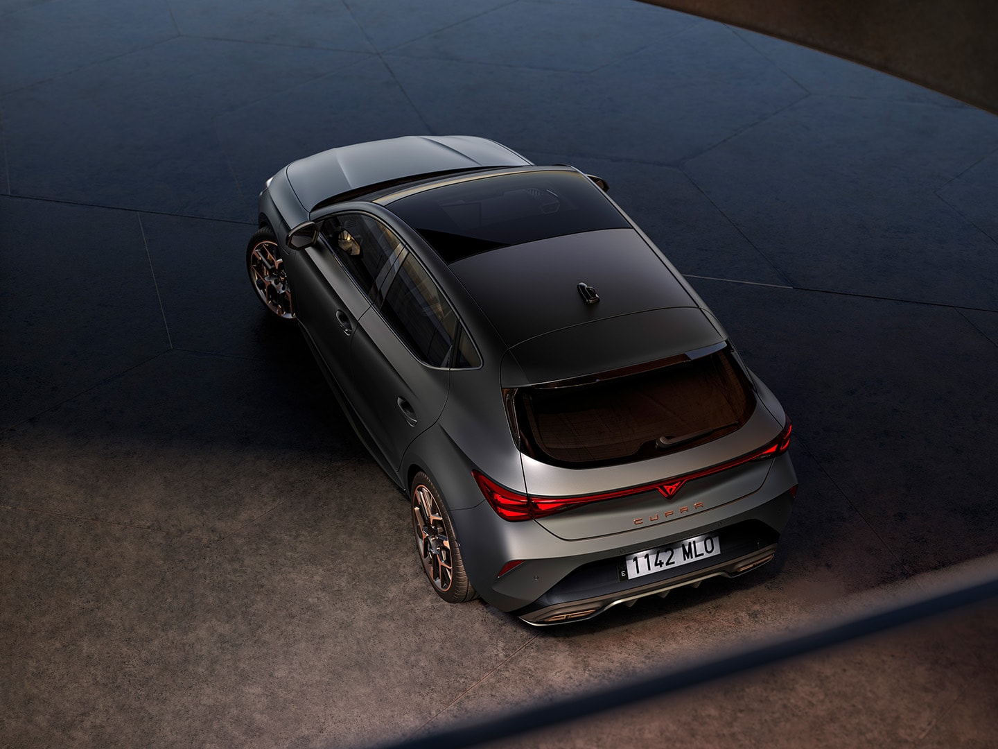 Aufnahme des CUPRA Leon, die sein Außendesign präsentiert.