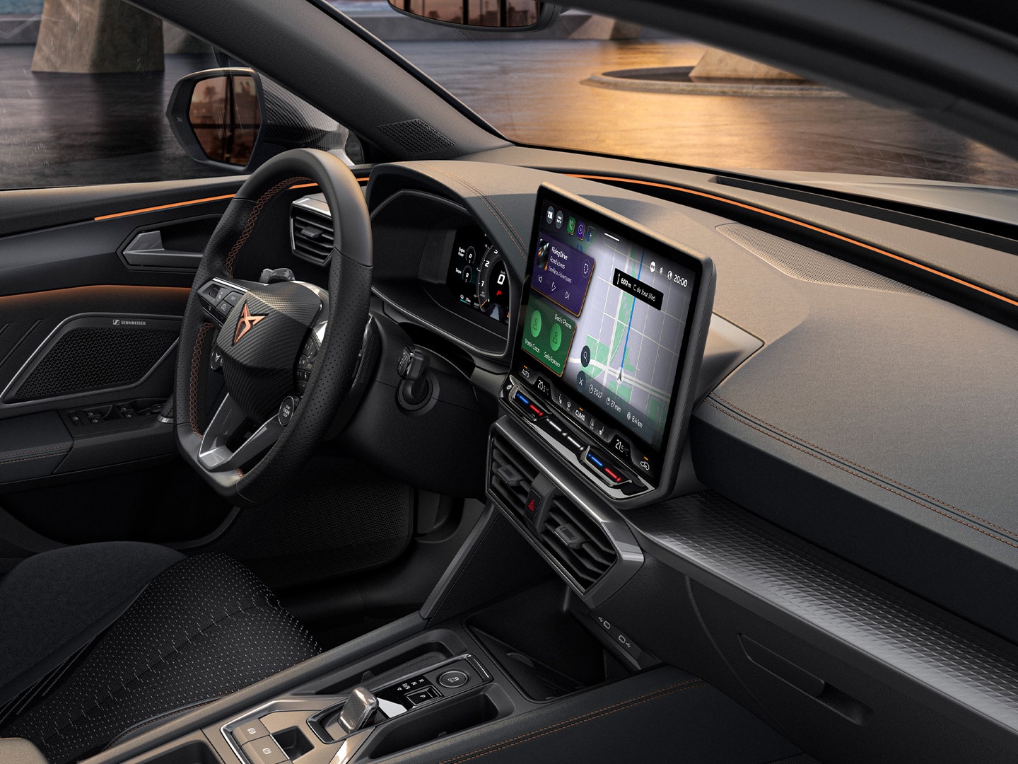 Innenansicht des CUPRA Leon, die die fahrerzentrierte Benutzeroberfläche mit 12.9 Touchscreen und ein Lenkrad mit Tasten und Bedienelementen präsentiert.