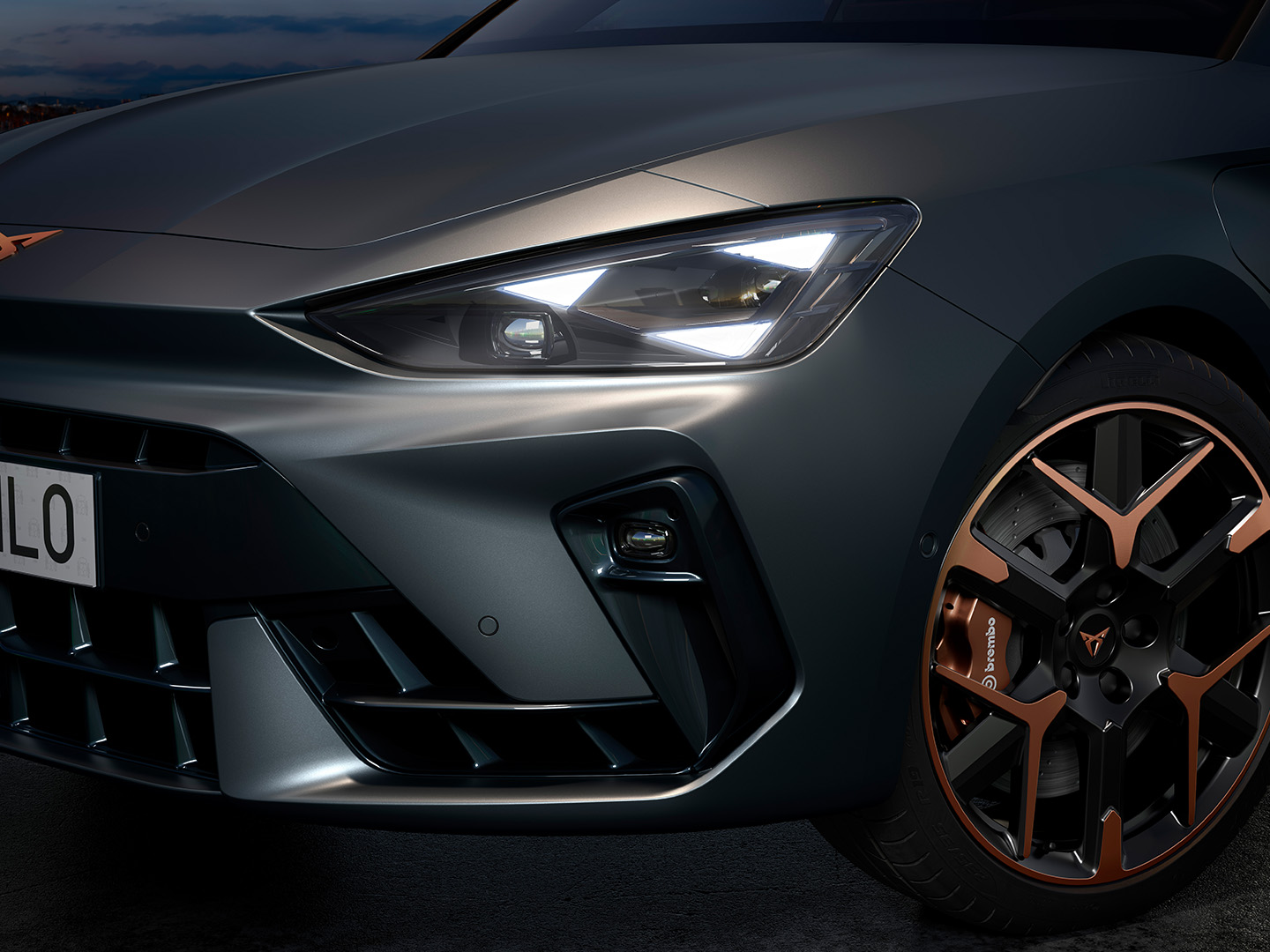 Nahaufnahme  der Vorderseite des CUPRA Leon mit CUPRA Matrix LEDs.