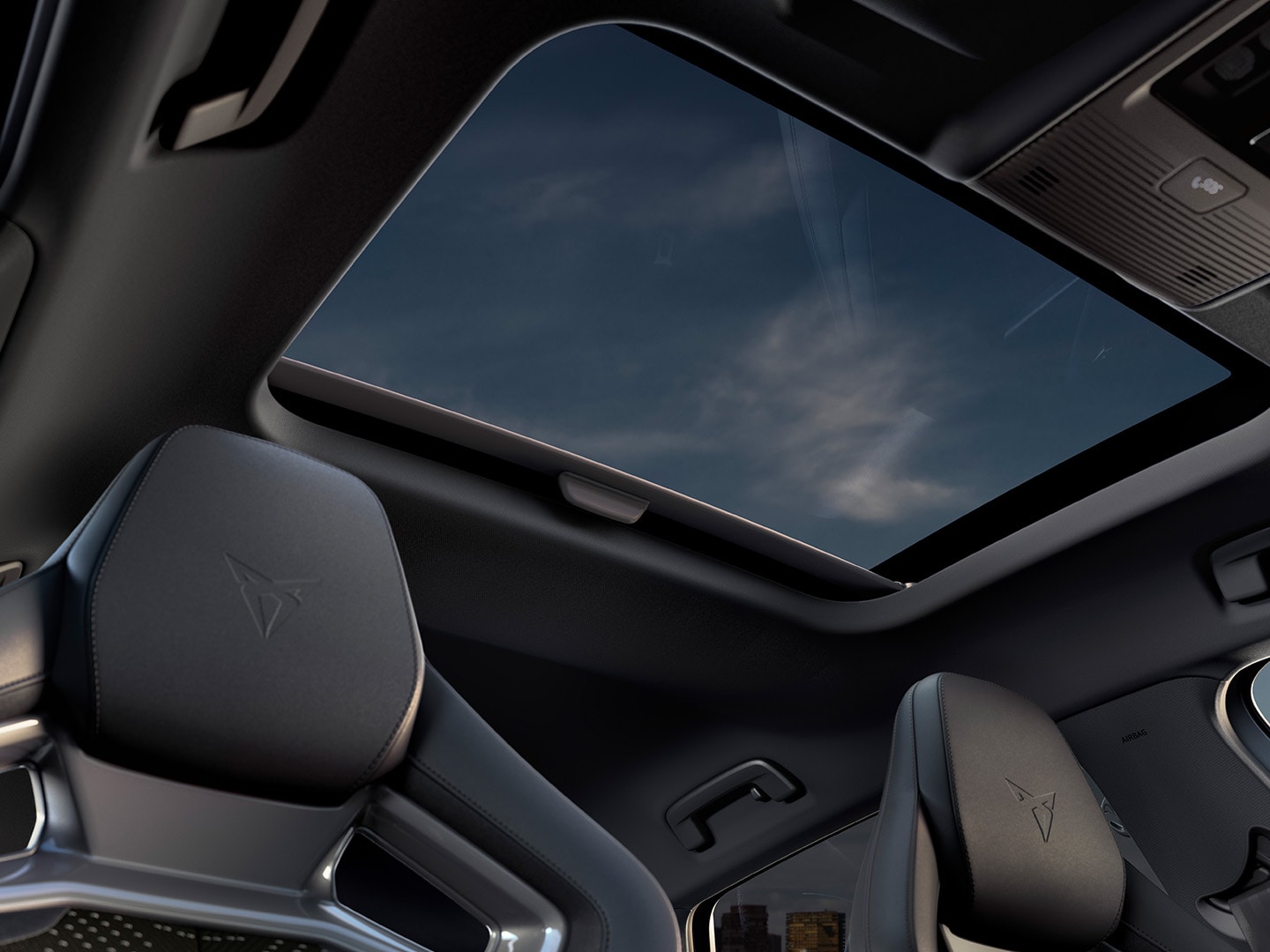 Innenansicht des CUPRA Leon Panorama-Schiebedachs, das auf jeder Fahrt den Blick auf den Himmel freigibt.