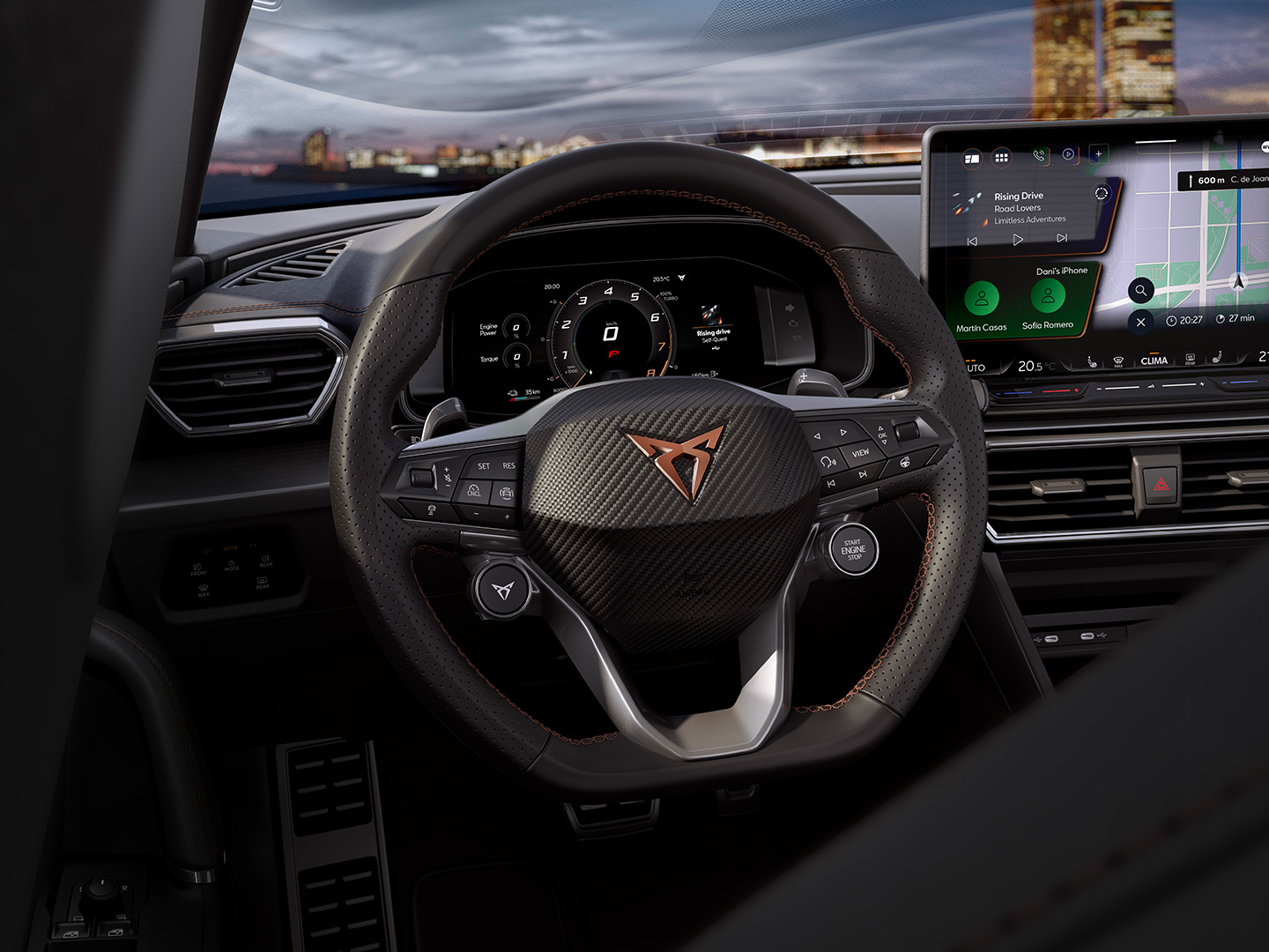 Details im Innenraum des CUPRA Leon, wie Lenkrad und Infotainment-System, mit Parkassistent, Pre-Crash-Funktion und Spurhalteassistent sowie weiteren Funktionen aus dem Intelligent Drive Pack.