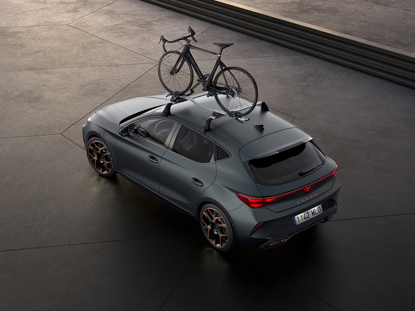 Draufsicht auf einen CUPRA Leon mit Dachfahrradträger aus seinem Transportzubehörsortiment.