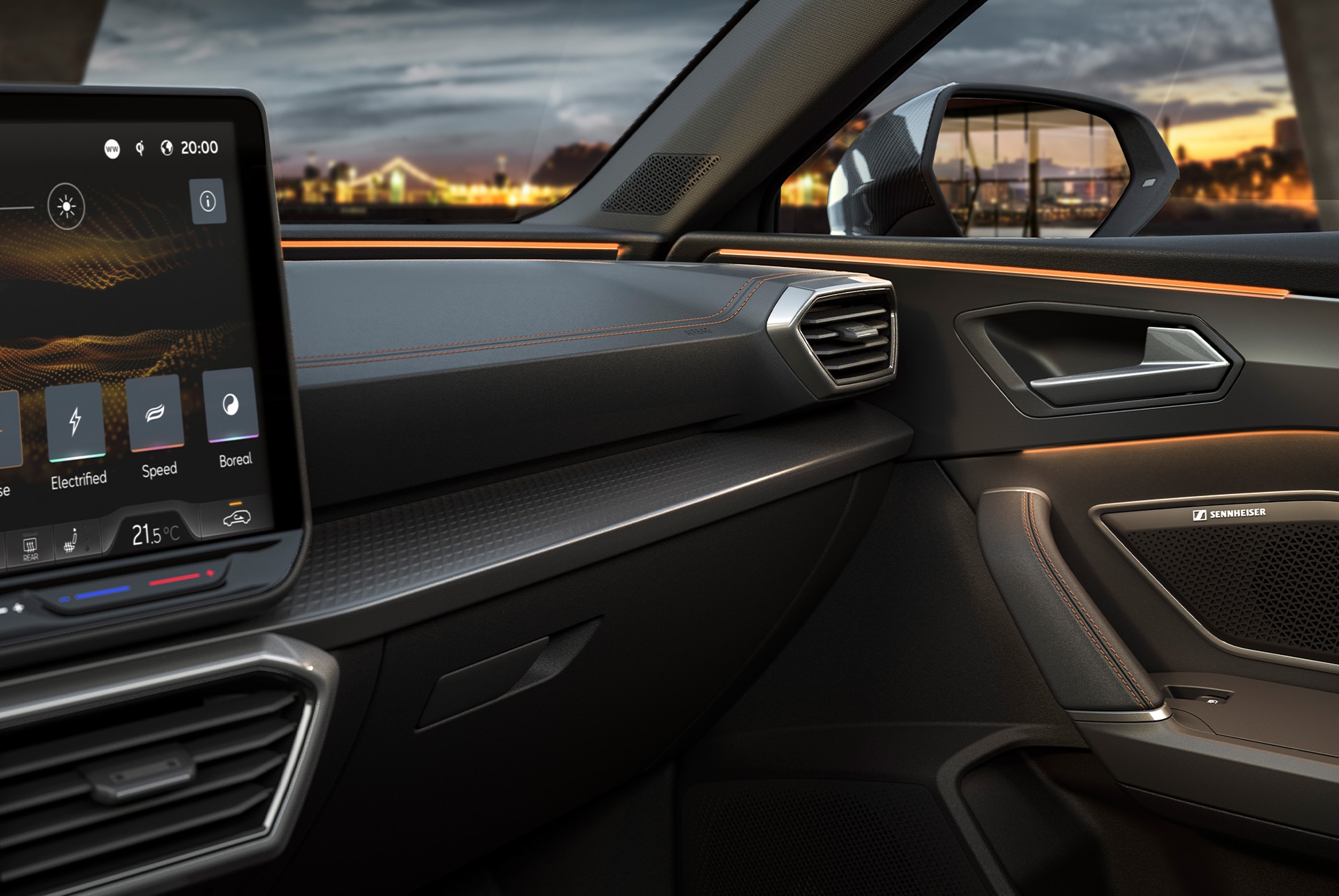 Innenansicht des CUPRA Leon Sportstourer mit Rand Ausrüstung Upgrade-Technologie, Ambientebeleuchtung und Infotainment-System. Keyless advanced, Anti-Diebstahl-System und eine Rückfahrkamera.