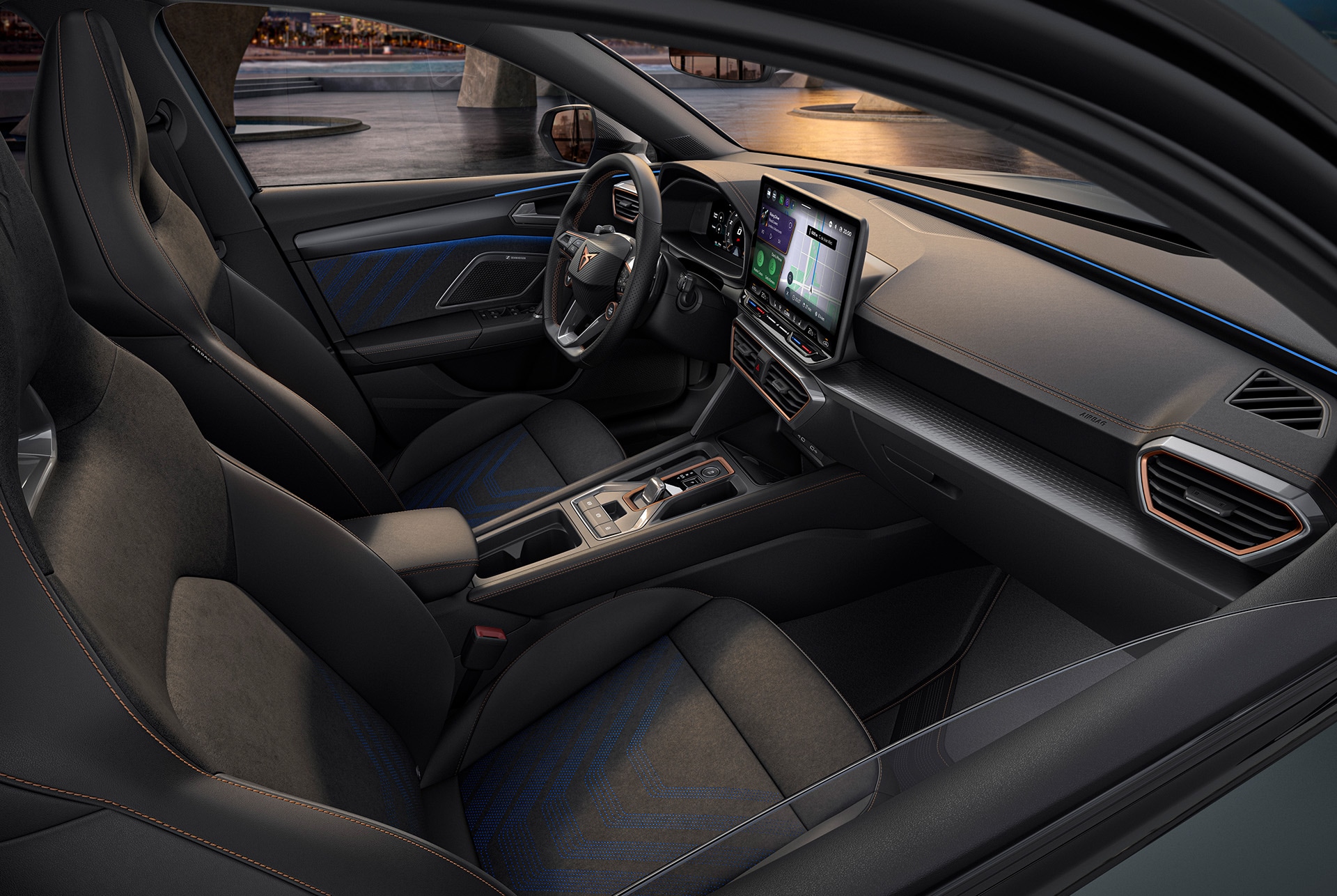 CUPRA Leon Sportstourer mit dynamischer Innenraumgestaltung: Bucket-Sitze aus recyceltem veganem Mikrofaser-Material, mit elektrischen Memory- und Heizfunktionen.