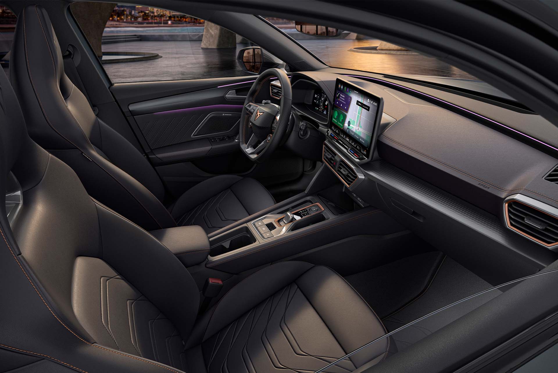  CUPRA Leon Sportstourer mit progressiver Innenraumgestaltung: Bucket-Sitze aus metallisiertem Leder mit Heiz- und elektrischen Memory-Funktionen für Fahrer- und Beifahrersitz.