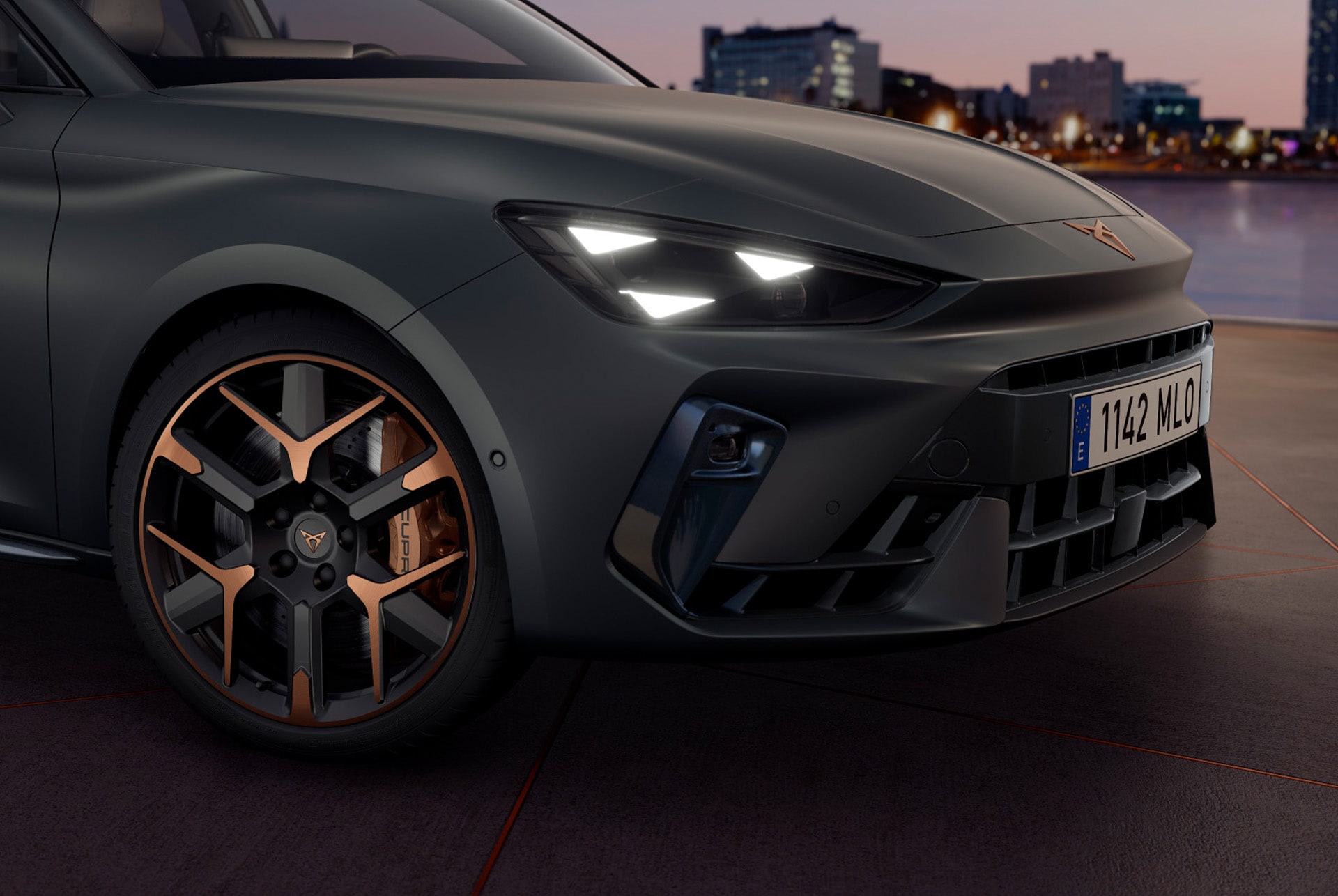 CUPRA Leon Sportstourer,  schwarzen Rädern und CUPRA-Scheinwerfern in Dreiecksform, mit Karosserie in Enceladus Grey Matt.