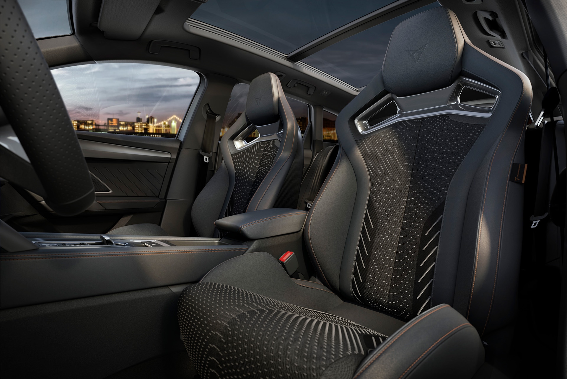 Tiefwinkelaufnahme des Cockpits des CUPRA Leon Sportstourer e-HYBRID, mit Polsterung, Lenkrad, Mittelkonsole und Fenster.
