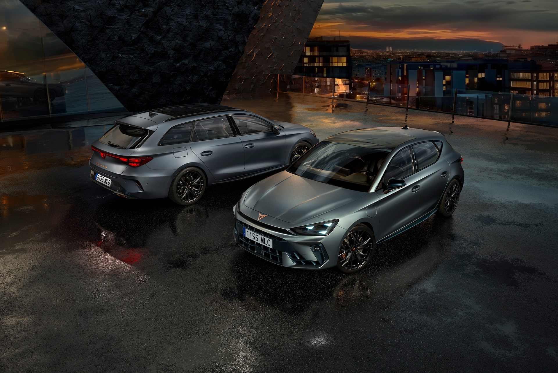 CUPRA Leon VZ Black Edition in Dreiviertel-Frontansicht bei Dämmerung auf nasser Fahrbahn, mit eingeschaltetem LED-Tagfahrlicht und mattem Lackfinish.