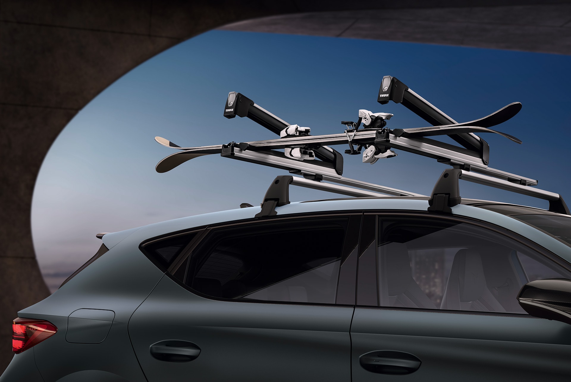 Seitenansicht des neuen CUPRA Leon Dachskiträgers.